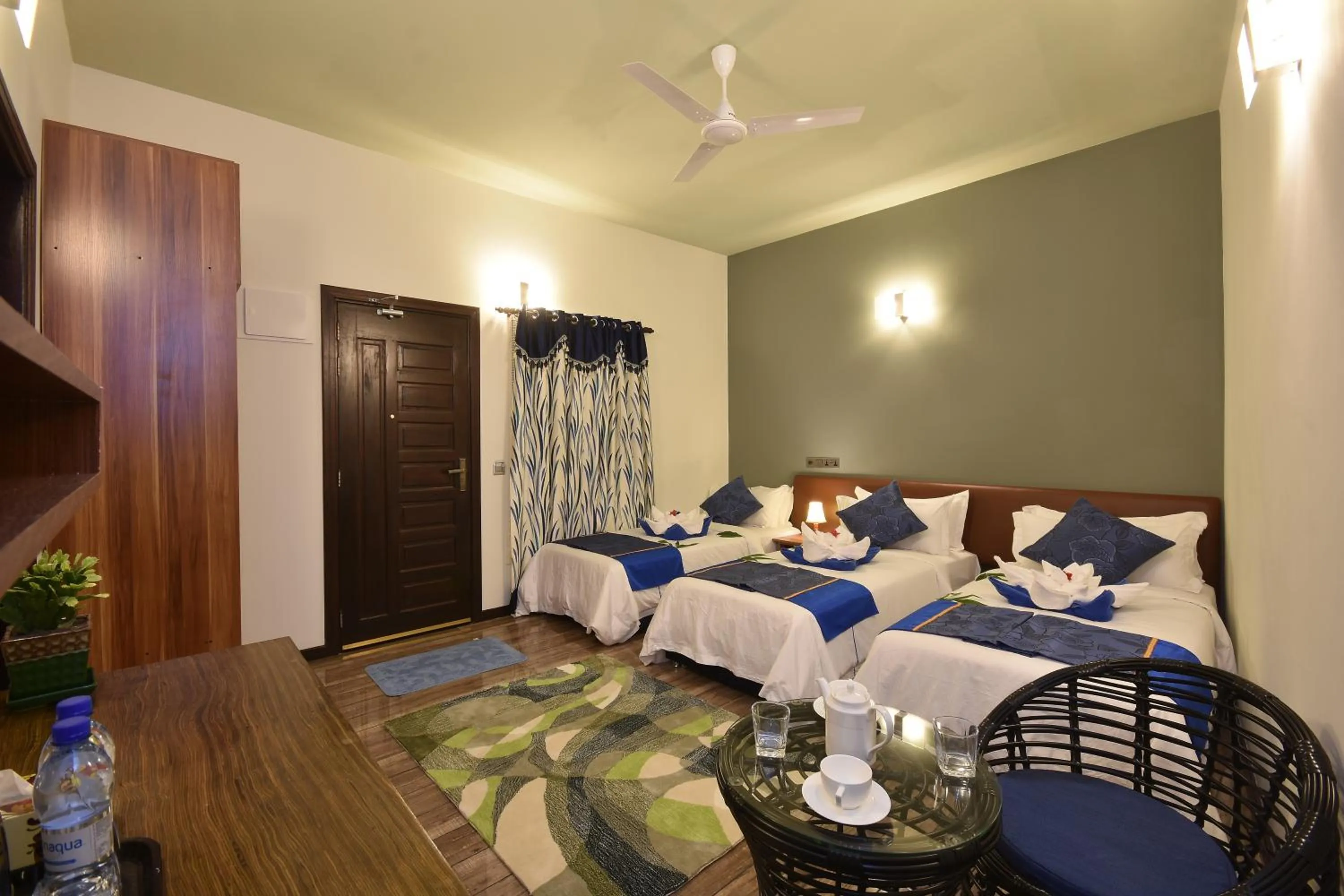 Shower, Bed in Island Home Inn