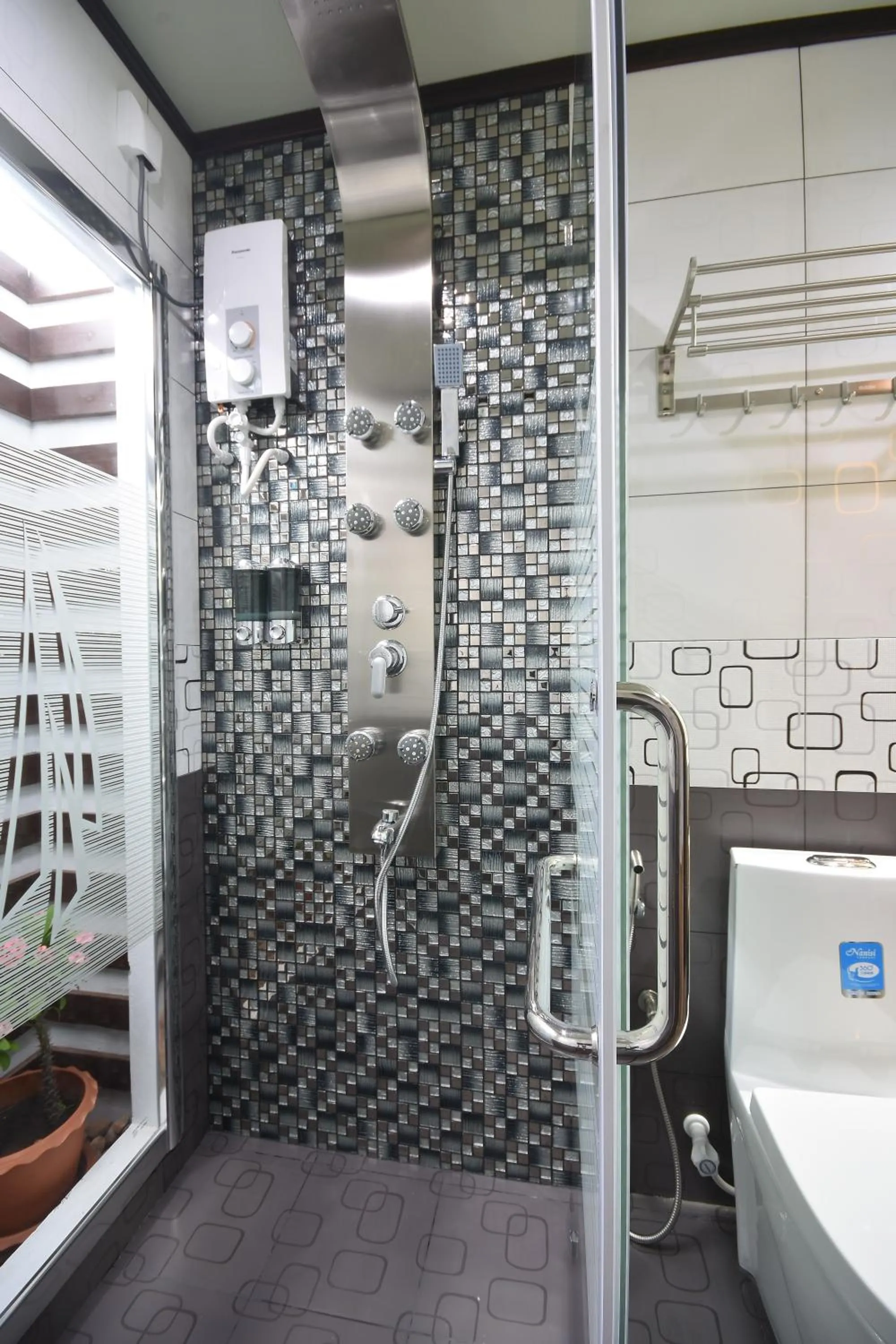 Shower in Island Home Inn