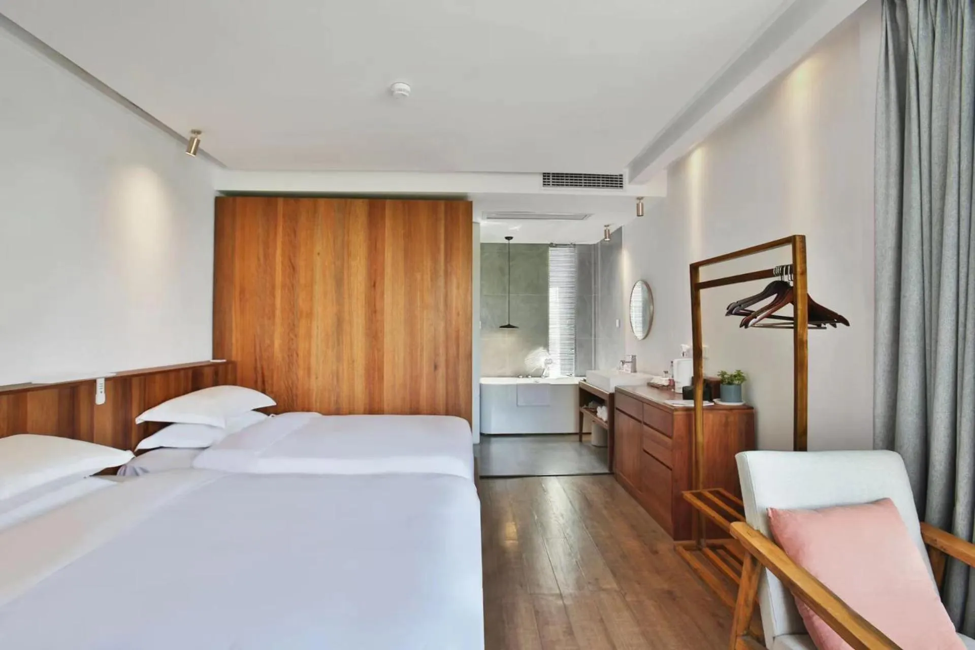 Photo of the whole room, Bed in Purespace