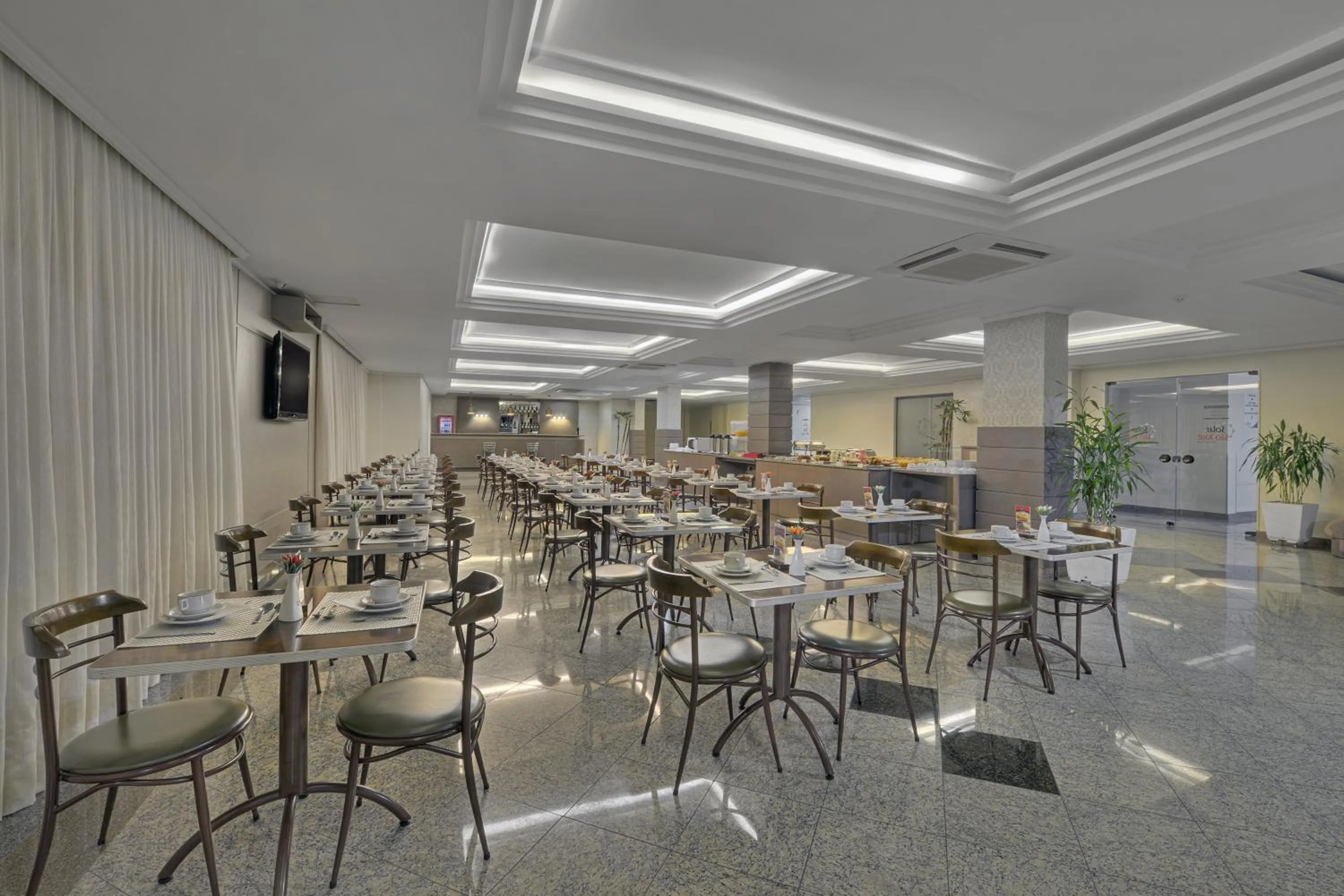 Restaurant/places to eat in Astron Suítes São José dos Pinhais by Nobile