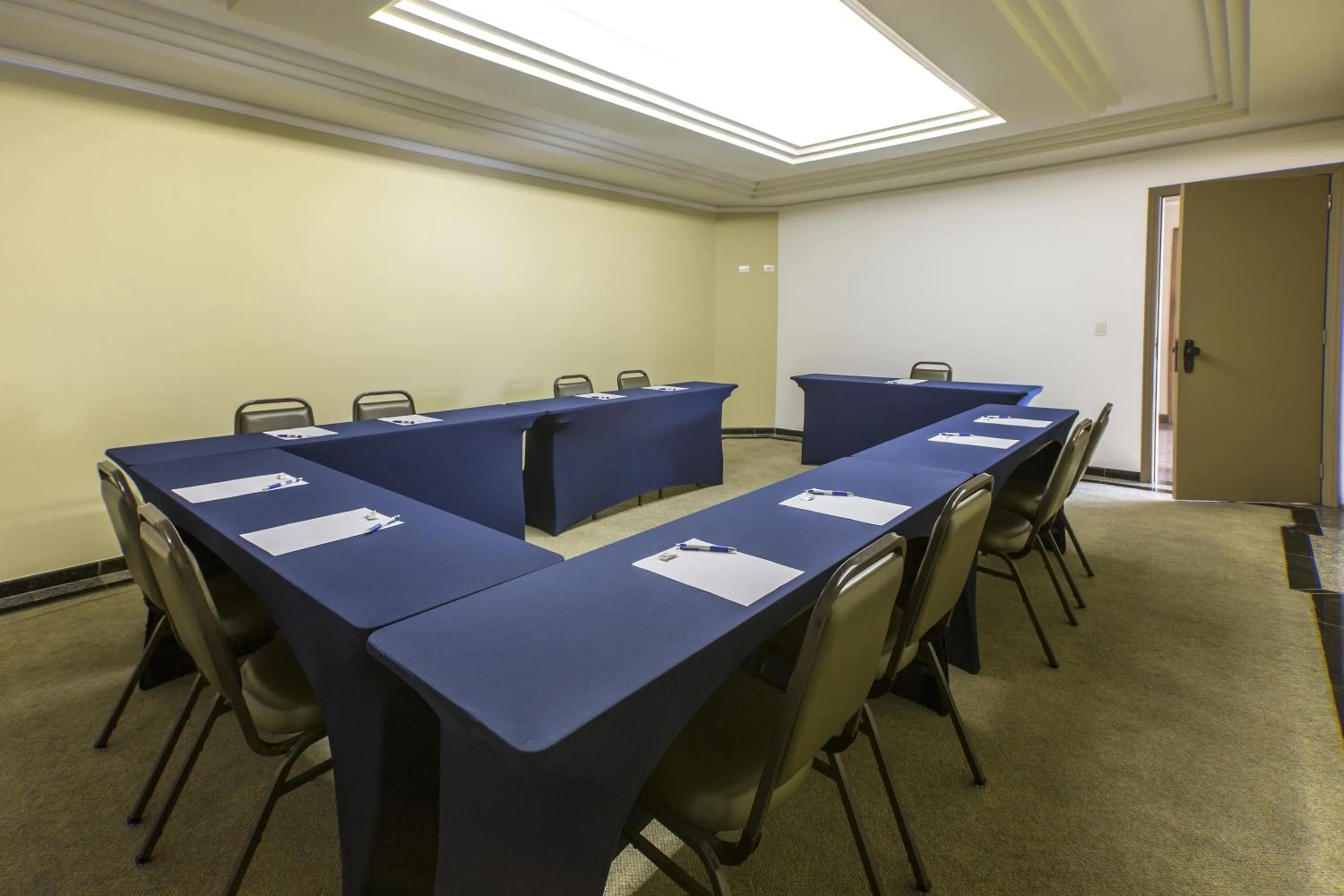 Banquet/Function facilities in Astron Suítes São José dos Pinhais by Nobile