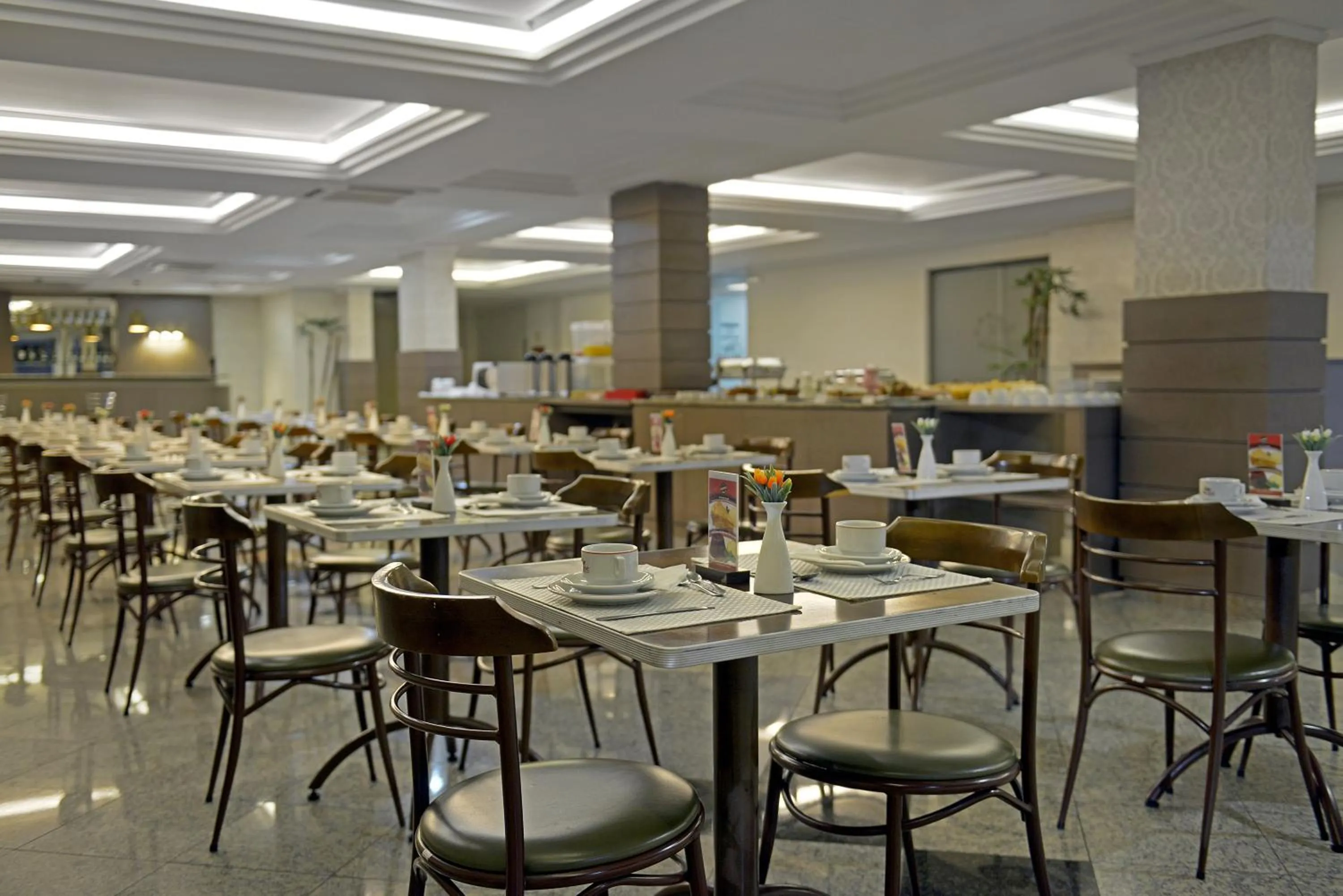 Restaurant/places to eat in Astron Suítes São José dos Pinhais by Nobile