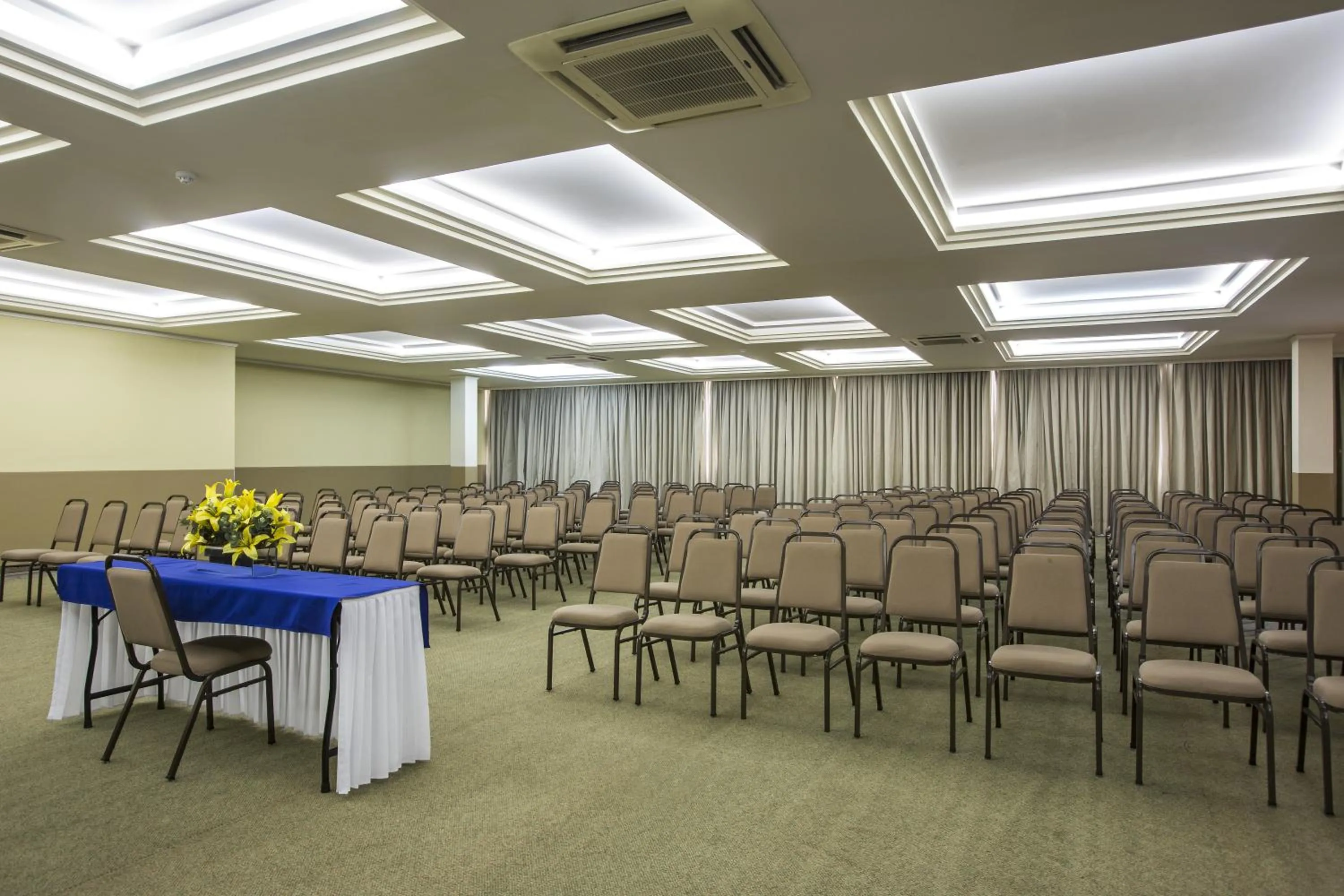 Banquet/Function facilities in Astron Suítes São José dos Pinhais by Nobile