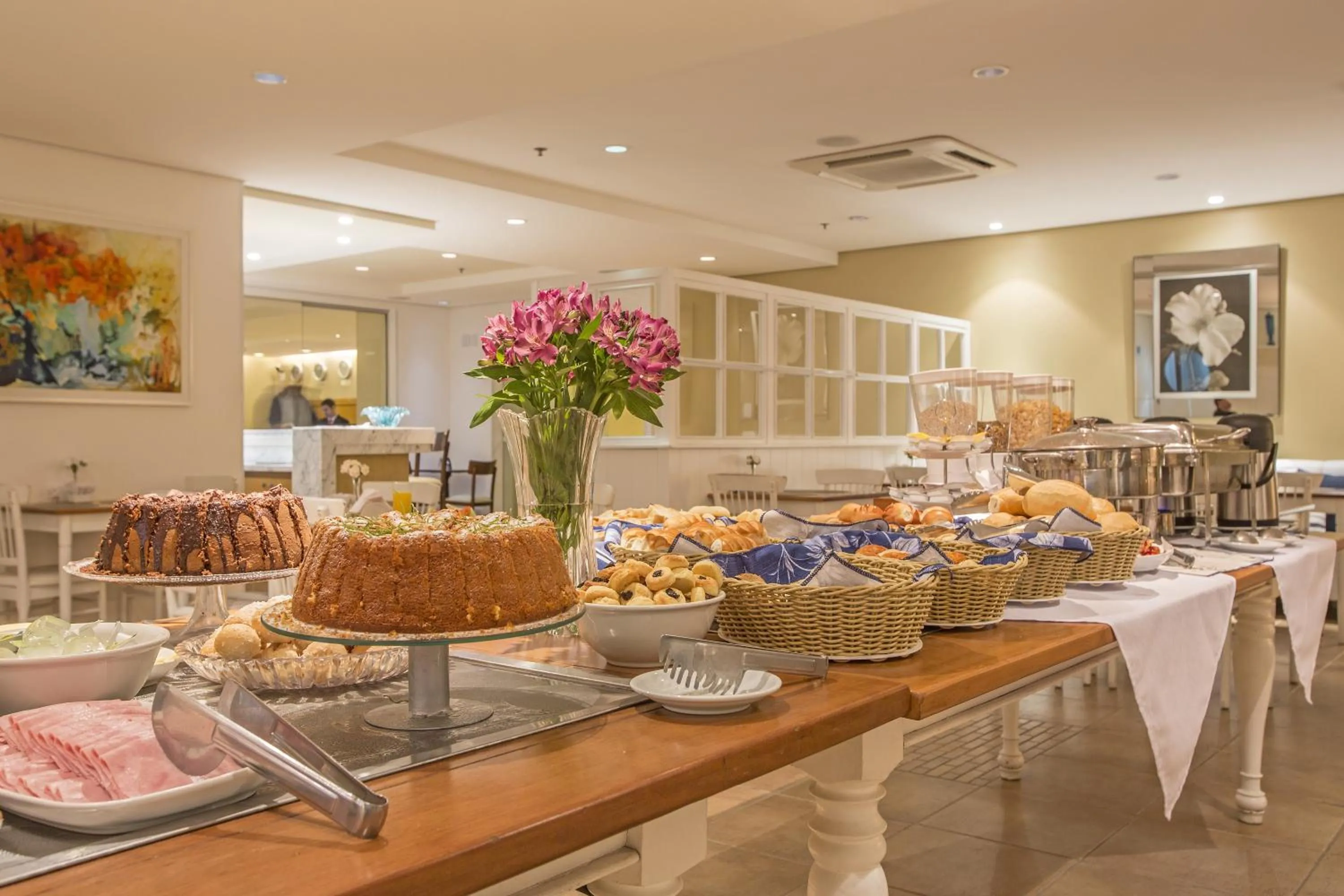 Restaurant/places to eat in Astron Hotel Bauru by Nobile