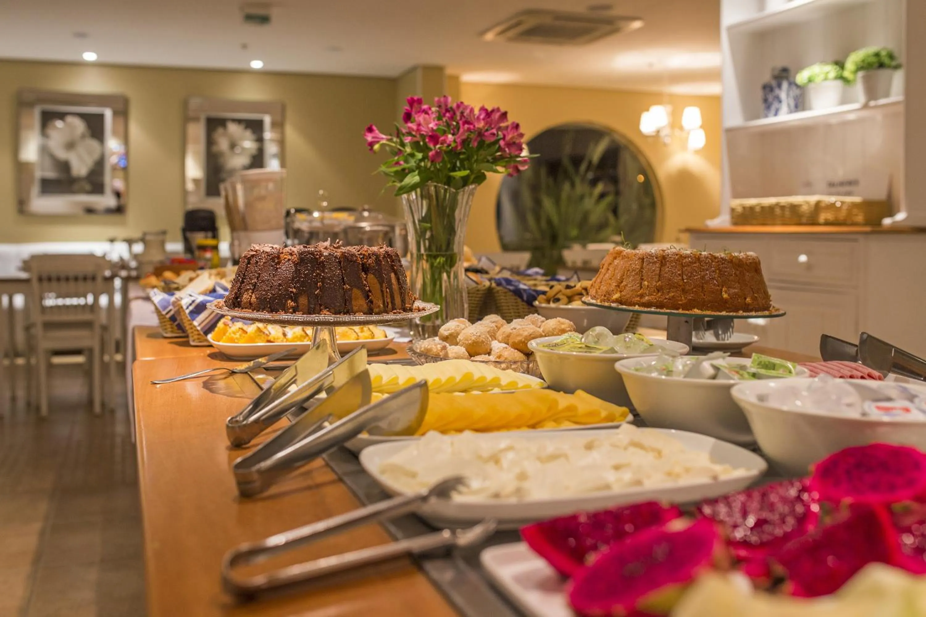 Restaurant/places to eat in Astron Hotel Bauru by Nobile