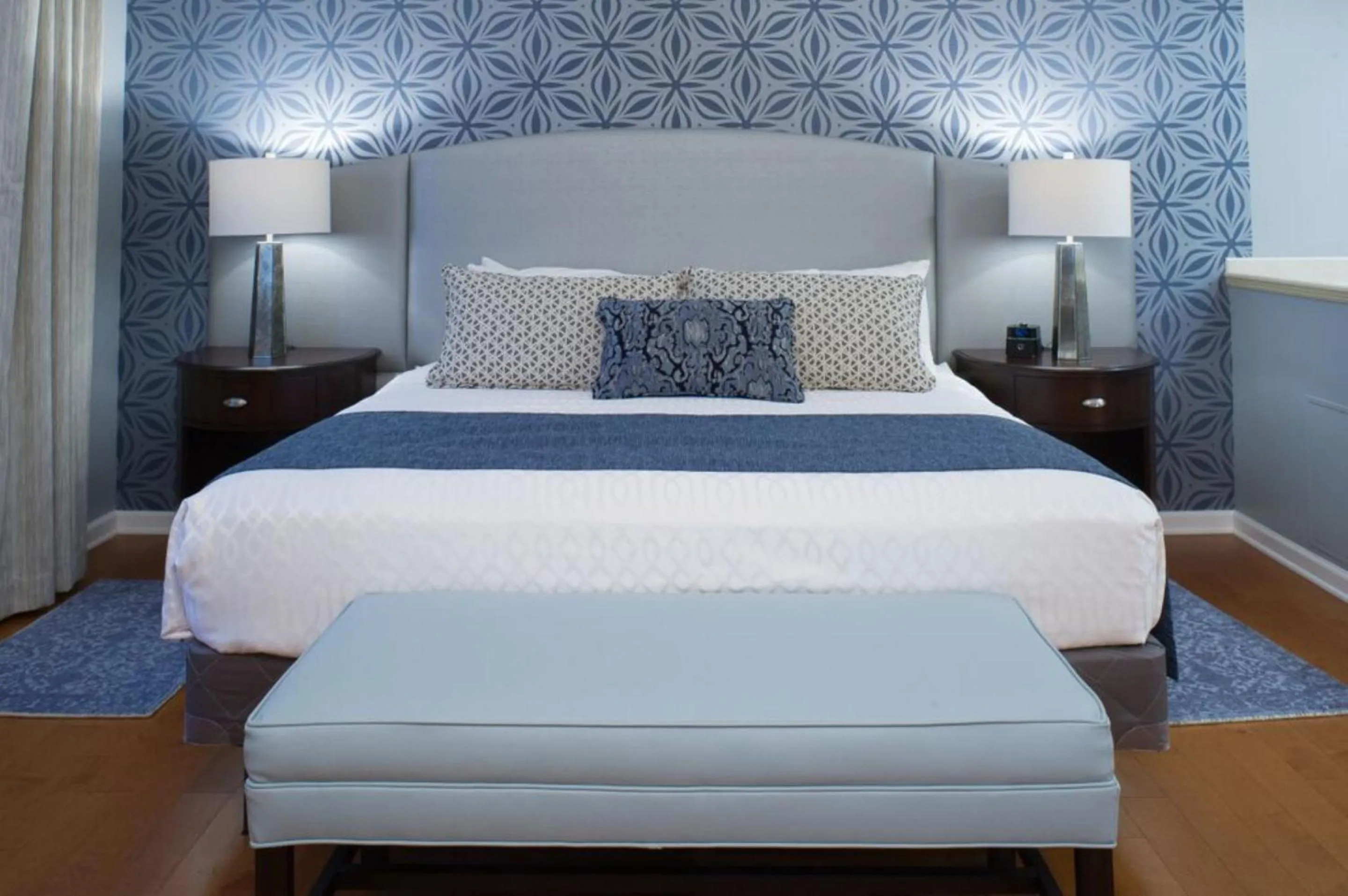 Bed in Best Western PLUS Franklin Square Inn