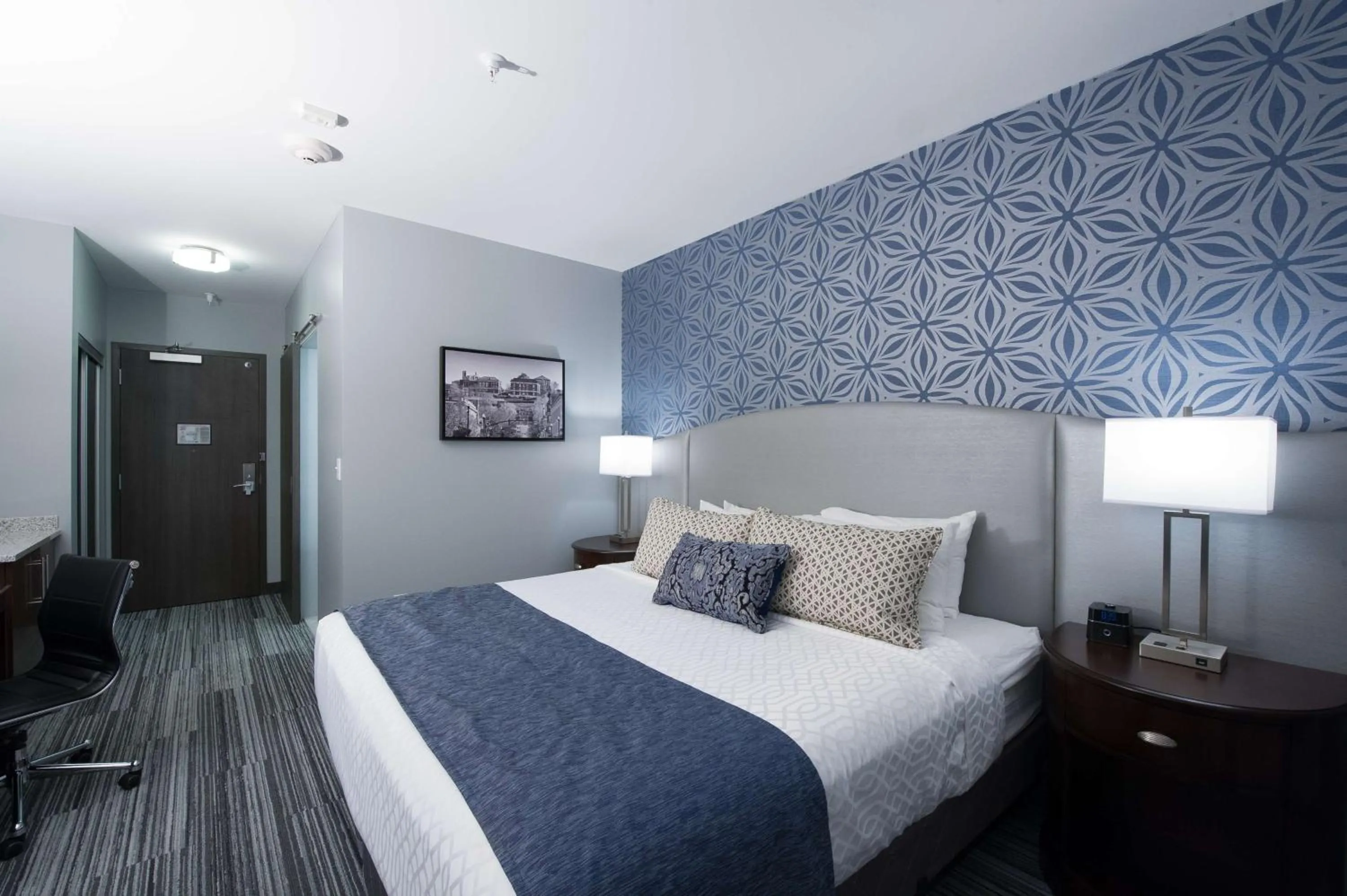 Bed in Best Western PLUS Franklin Square Inn