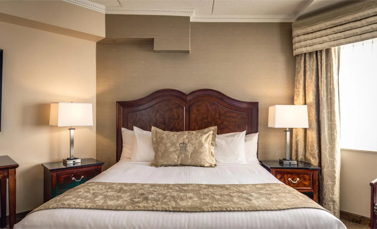 Bed in Monte Carlo Inn & Suites Downtown Markham