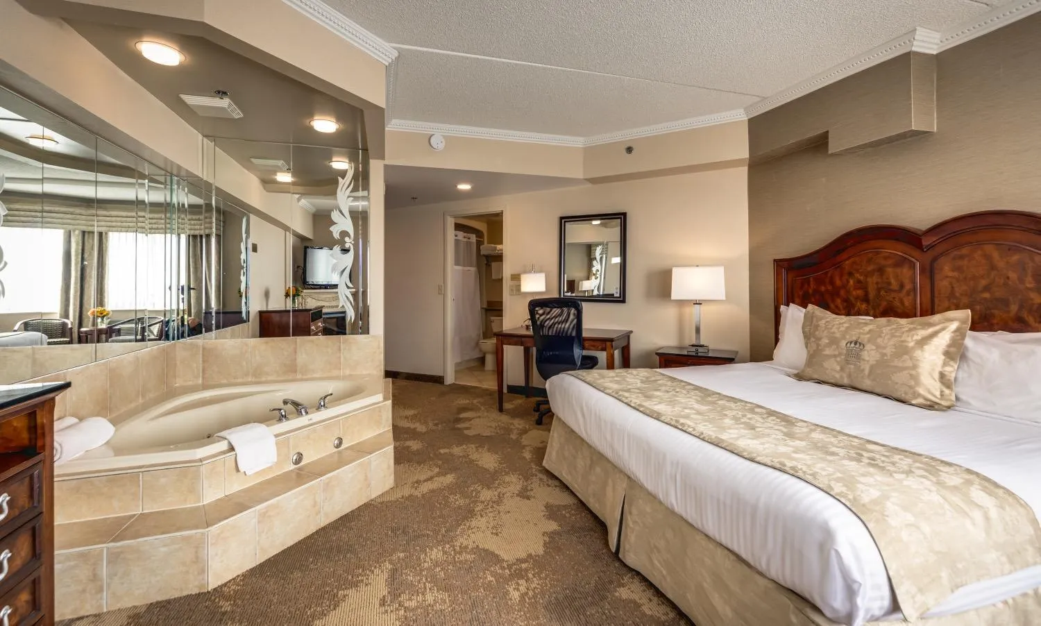 Bed in Monte Carlo Inn & Suites Downtown Markham