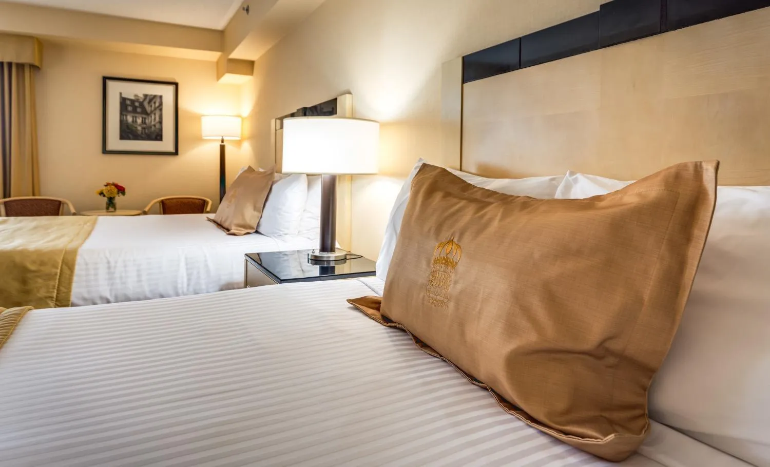 Bed in Monte Carlo Inn & Suites Downtown Markham