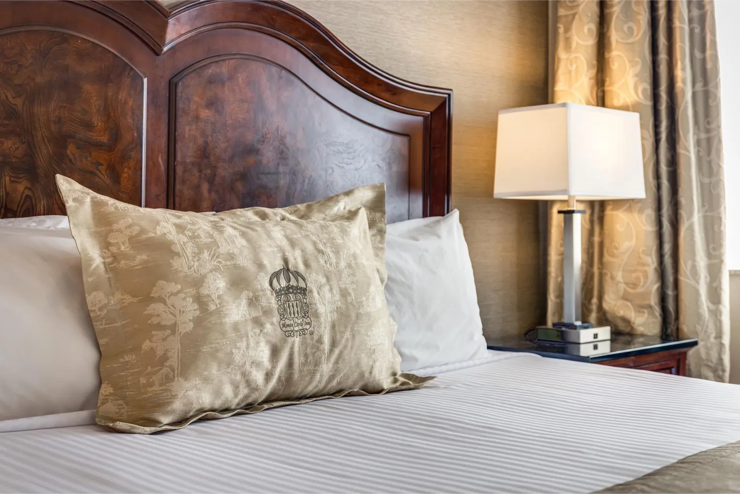 Bed in Monte Carlo Inn & Suites Downtown Markham