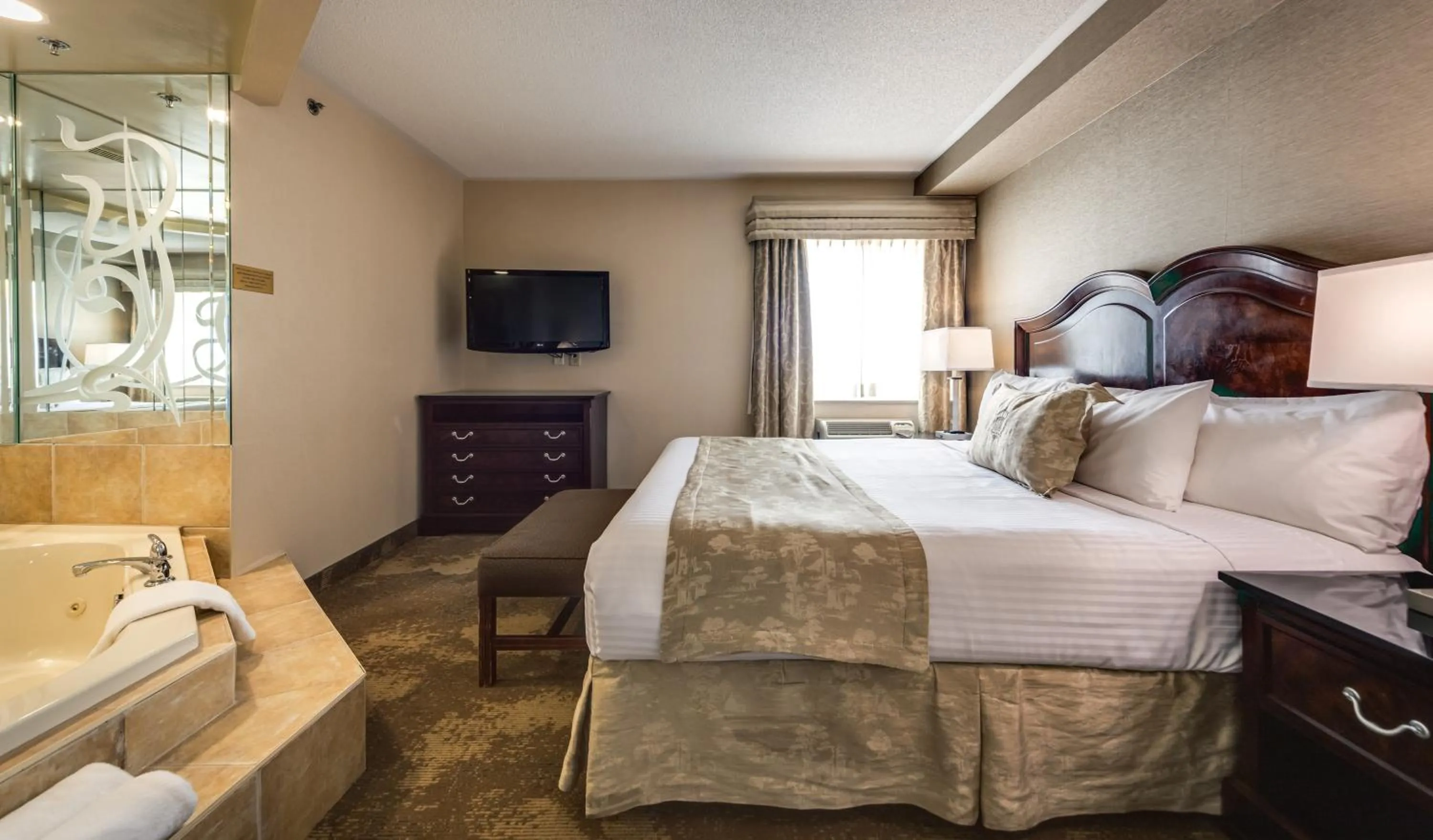 Bedroom, Bed in Monte Carlo Inn & Suites Downtown Markham