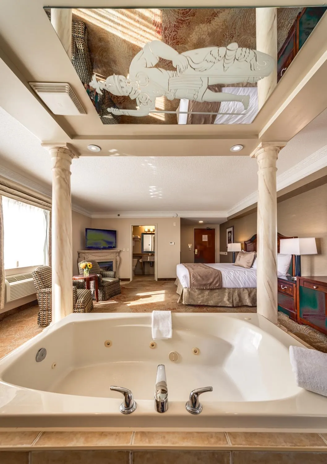 Photo of the whole room, Bed in Monte Carlo Inn & Suites Downtown Markham