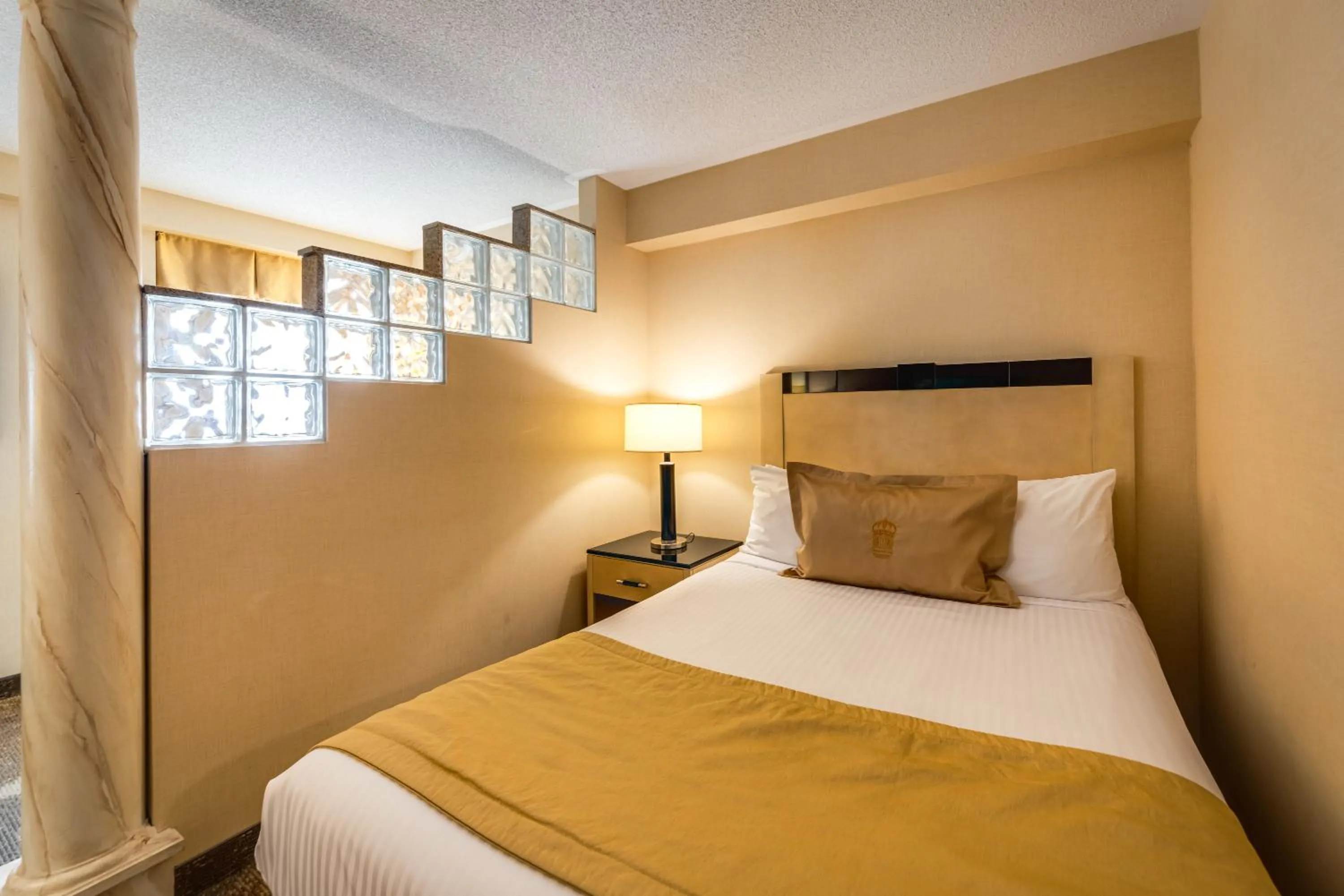 Bed in Monte Carlo Inn & Suites Downtown Markham