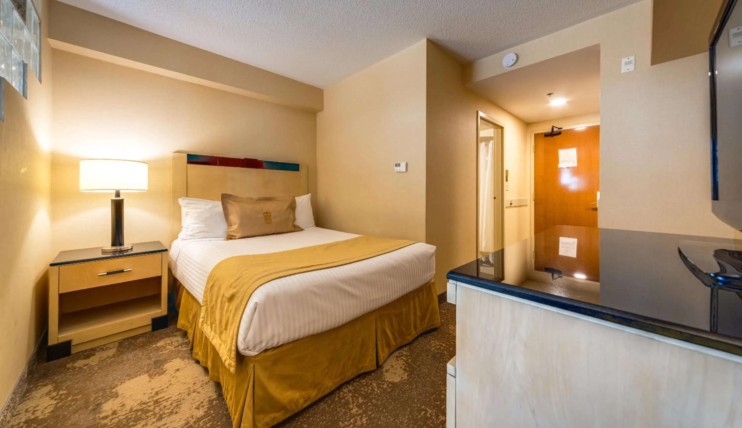 Bedroom, Bed in Monte Carlo Inn & Suites Downtown Markham