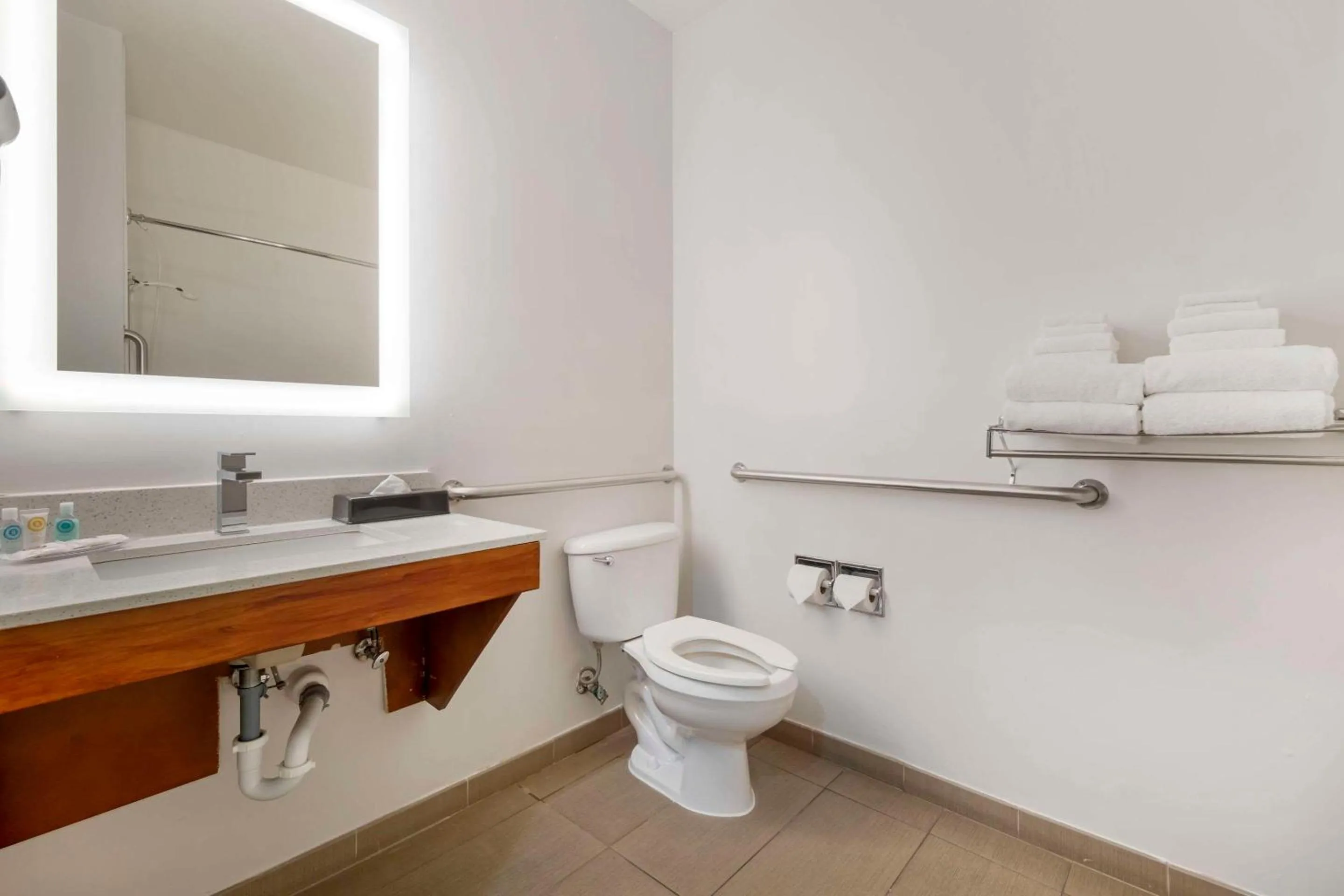 Bedroom in Comfort Suites Keeneland