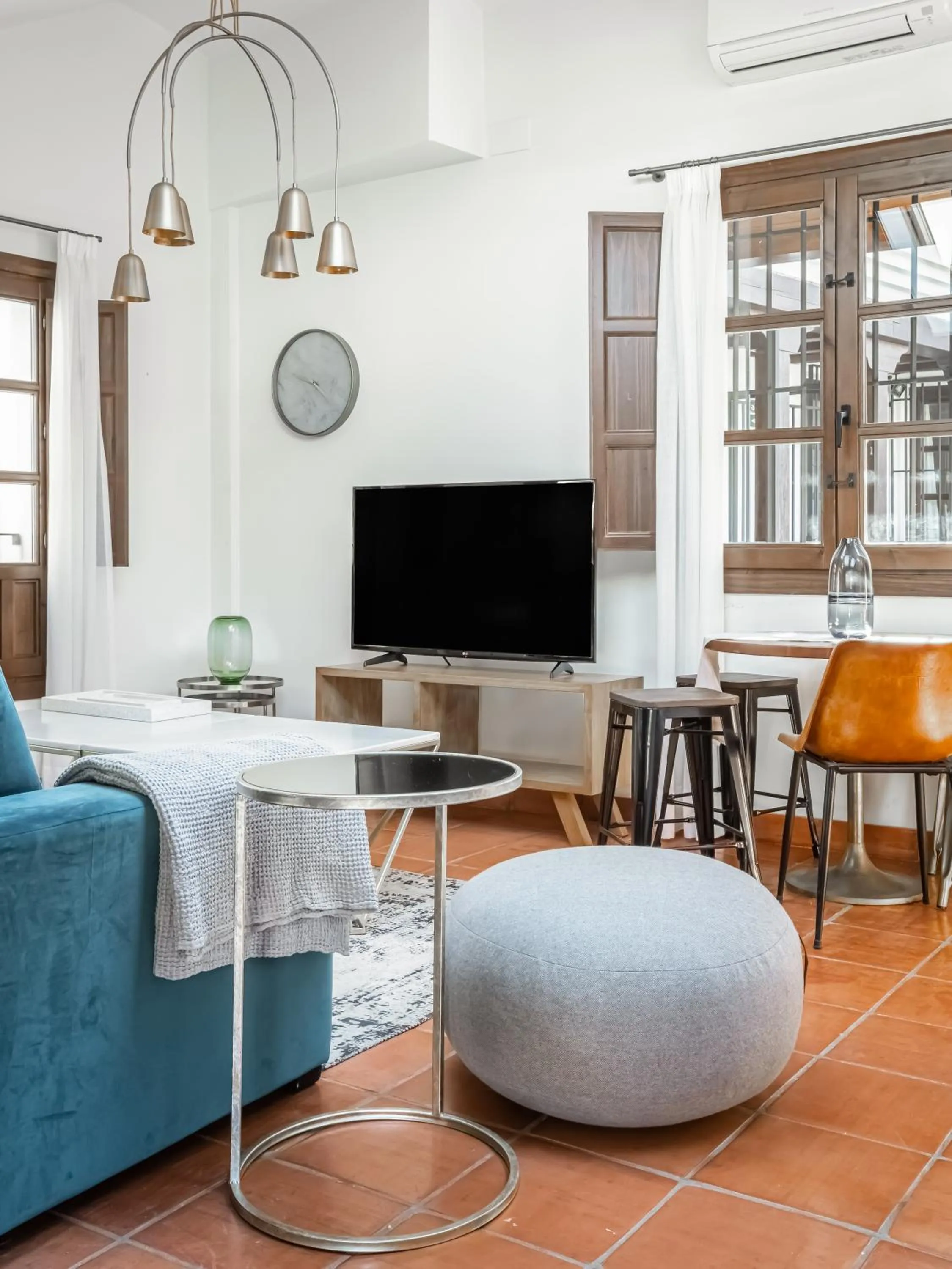 Living room in limehome Granada Calle Santa Ana