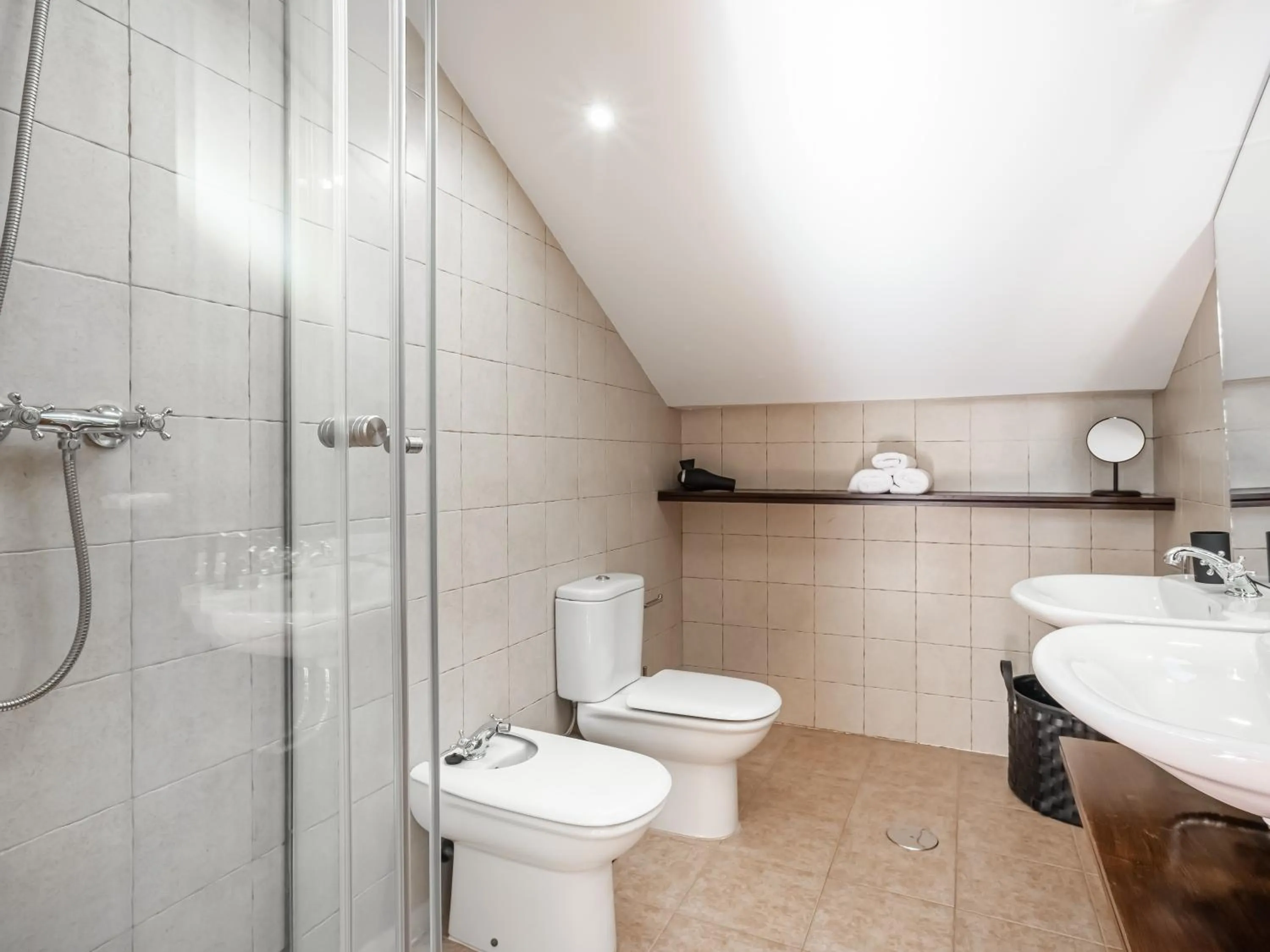 Shower in limehome Granada Calle Santa Ana