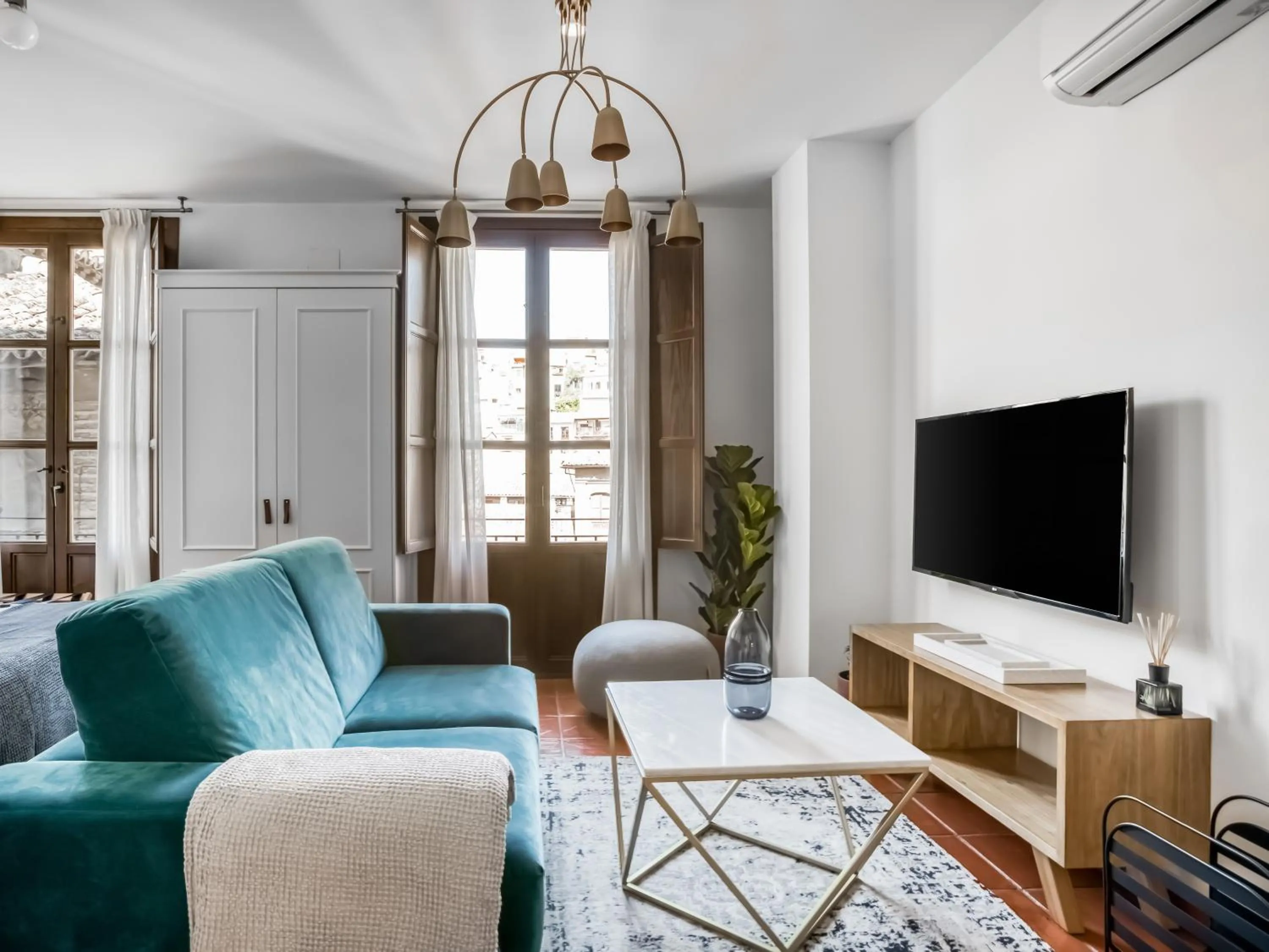 TV and multimedia in limehome Granada Calle Santa Ana