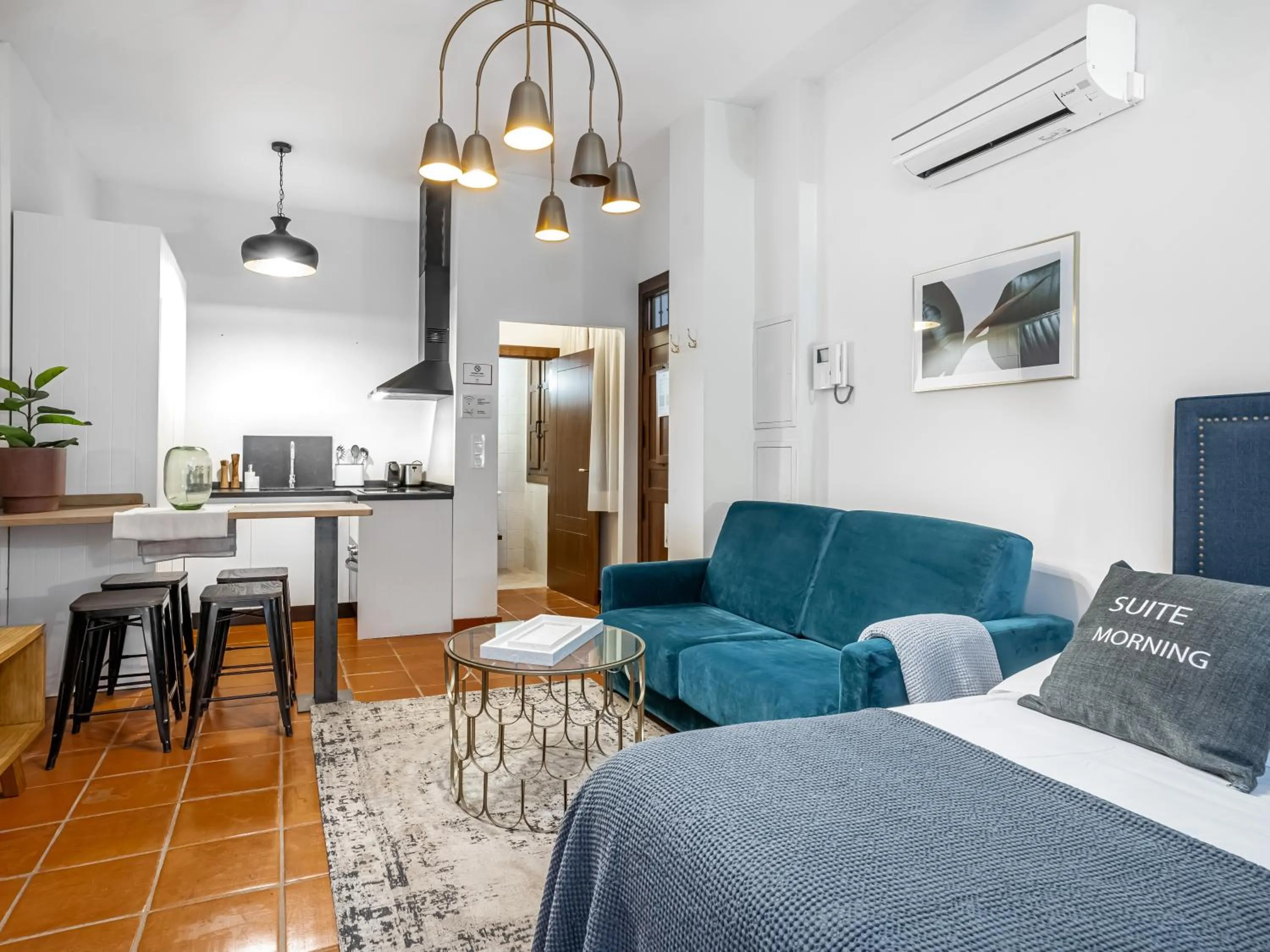 Photo of the whole room, Bed in limehome Granada Calle Santa Ana