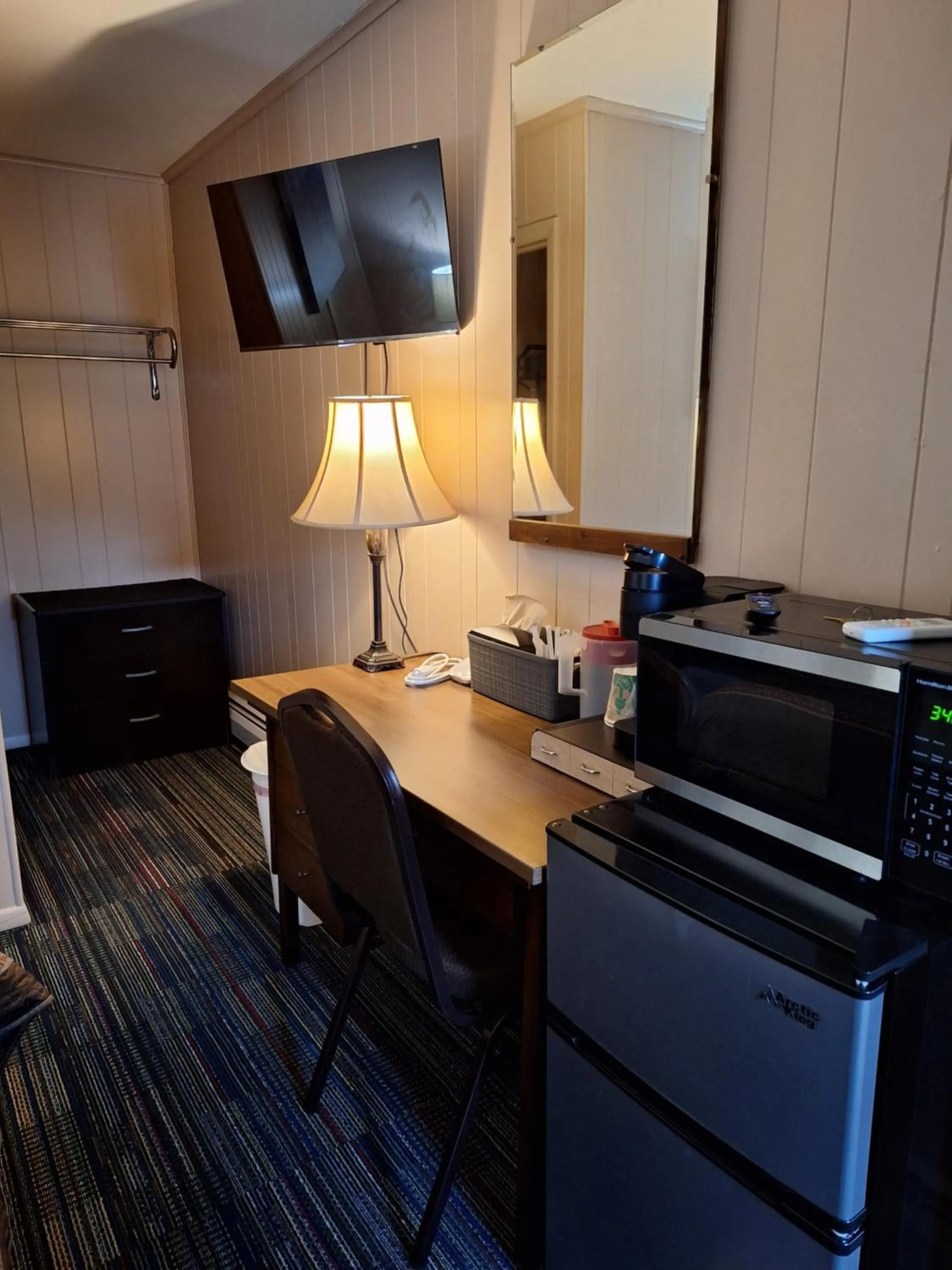 TV and multimedia in Rest Stop 6 Inn