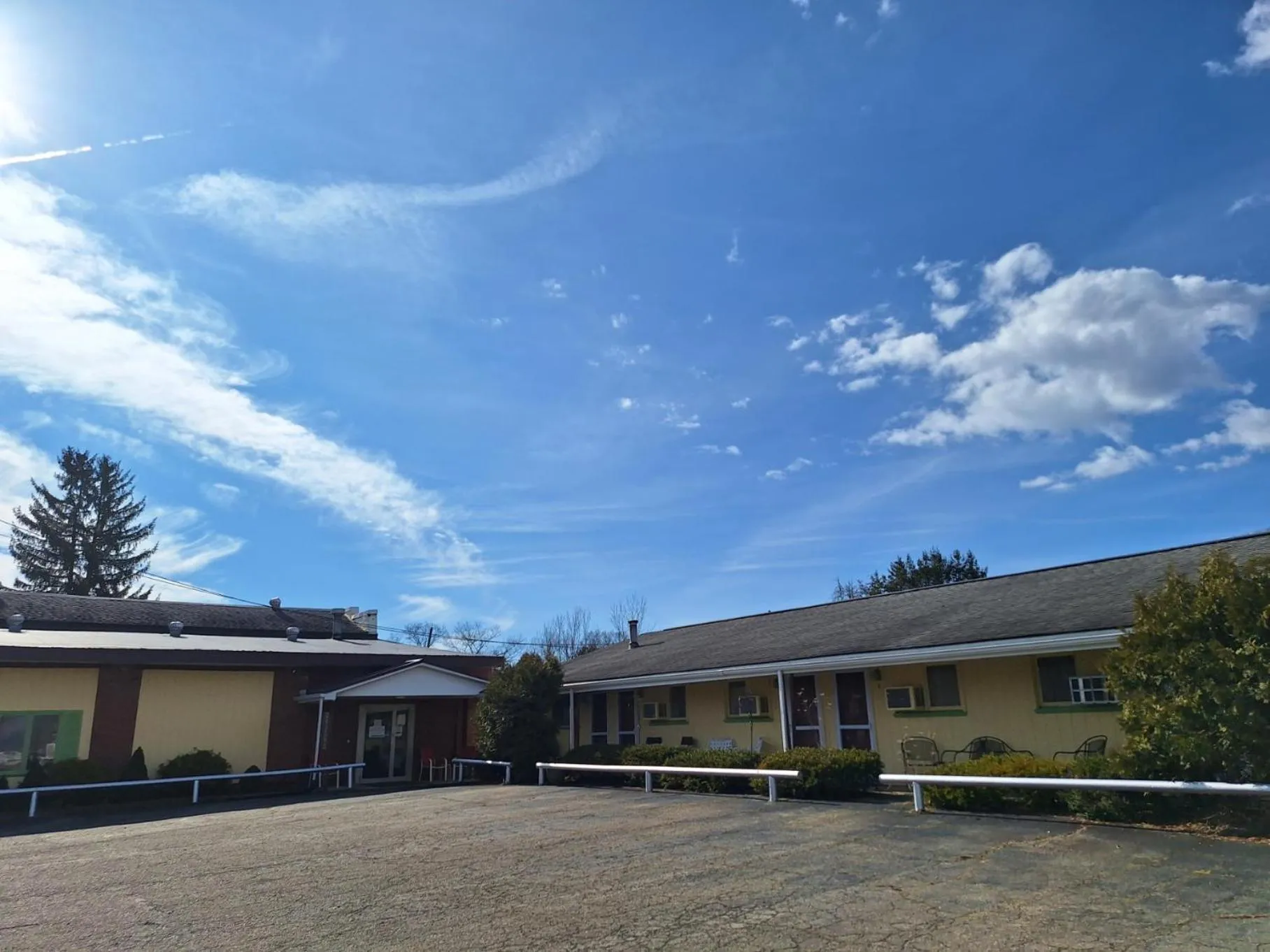 Property building in Rest Stop 6 Inn