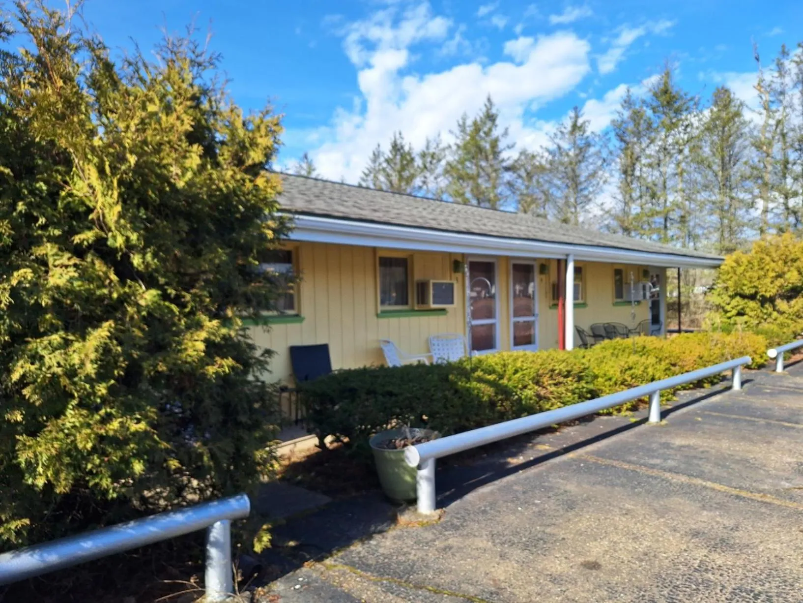 Property building in Rest Stop 6 Inn