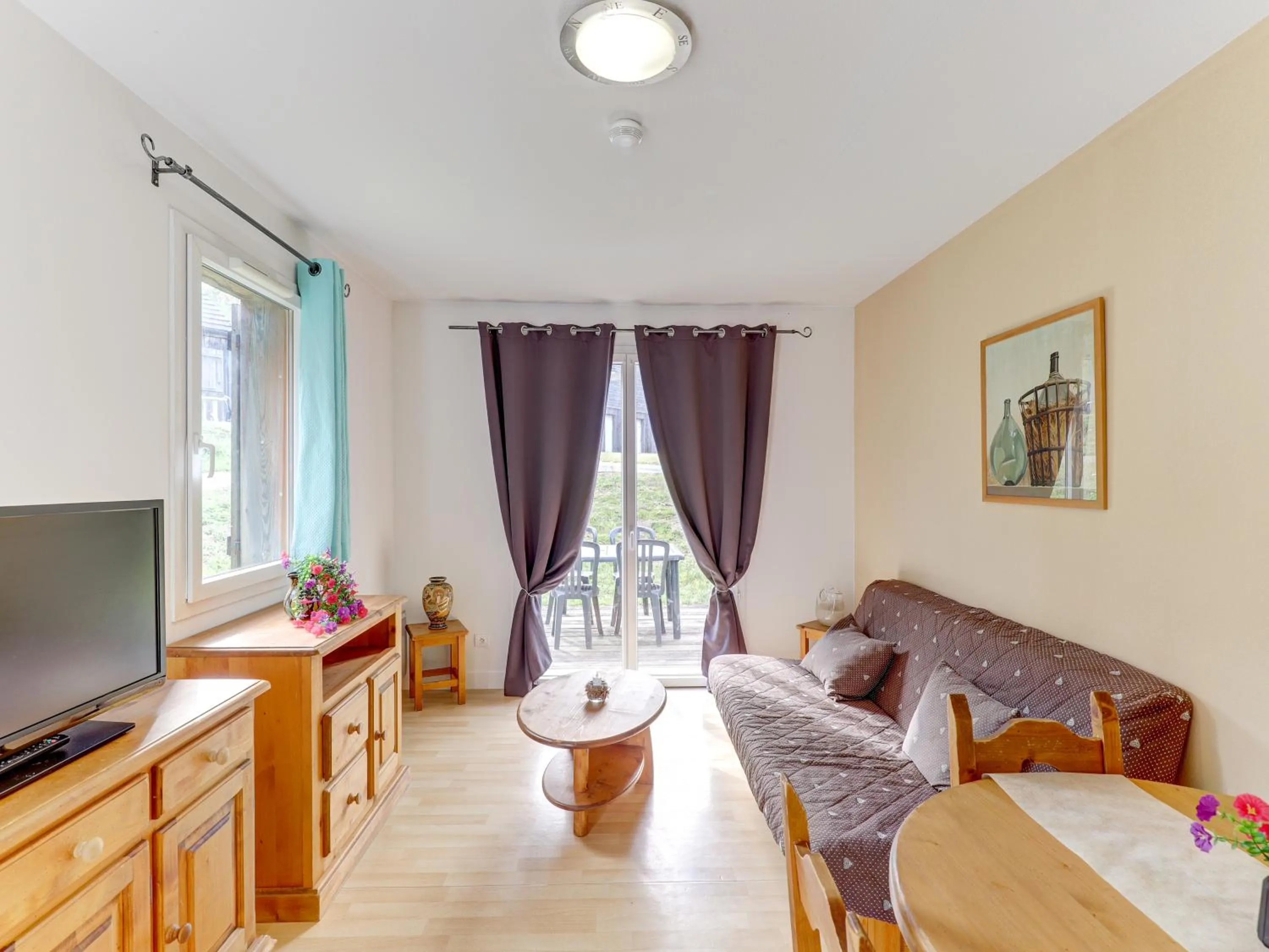 Living room, Bed in Vacancéole - Residence le Domaine du Bosquet