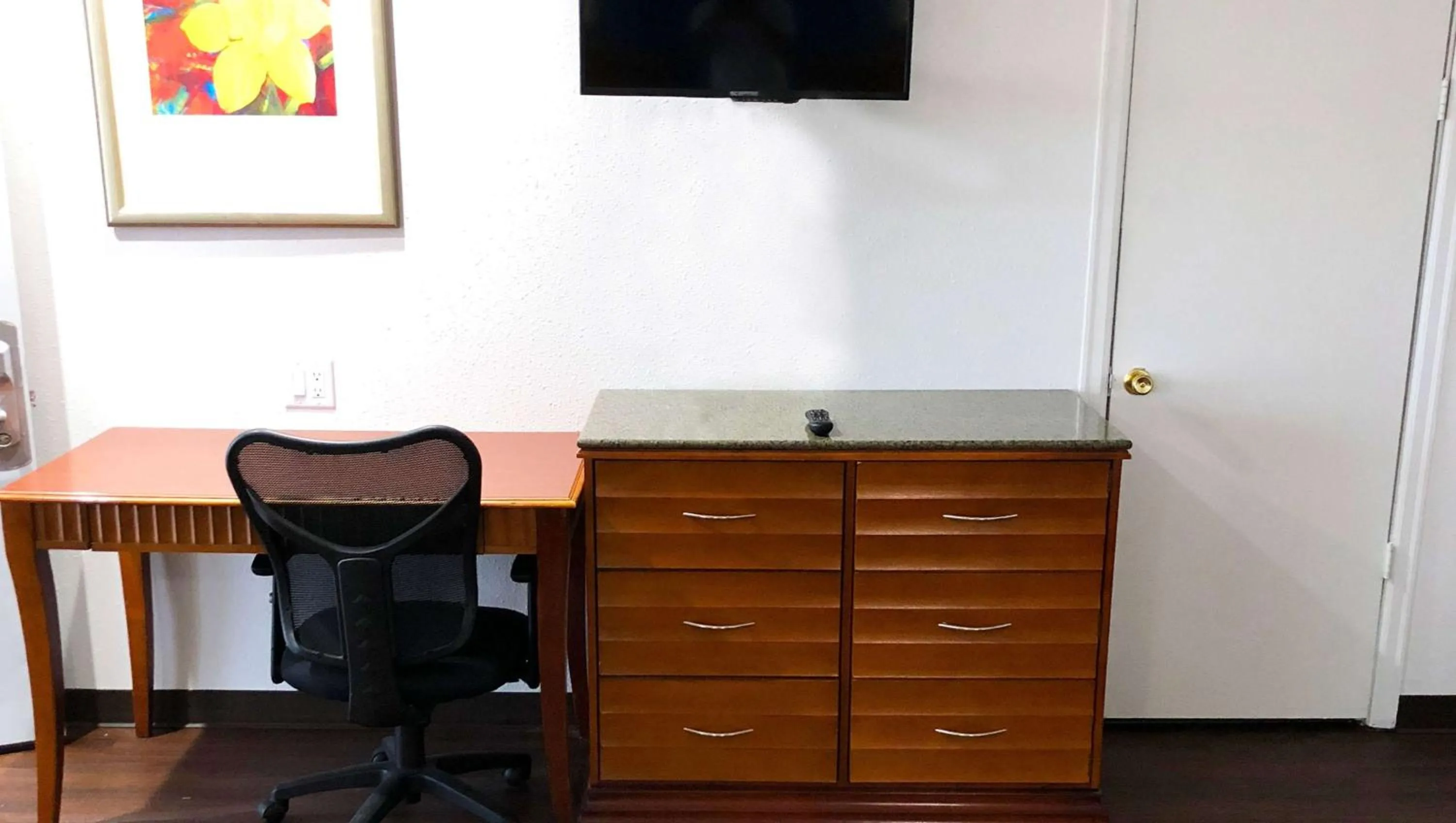 Photo of the whole room, TV/Entertainment Center in Lucky Vista Motel