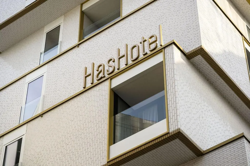 Facade/entrance in HasHotel