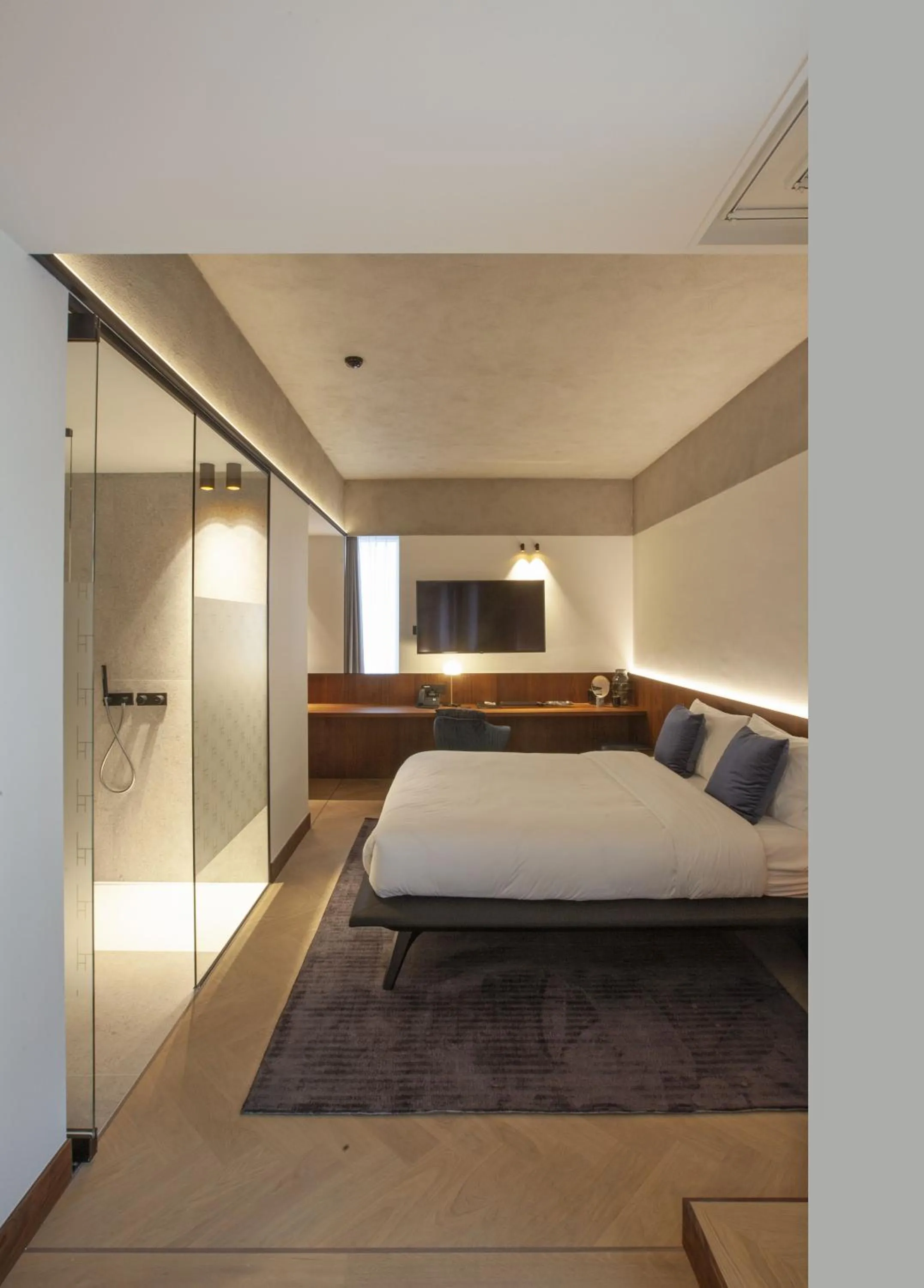 Shower, Bed in HasHotel