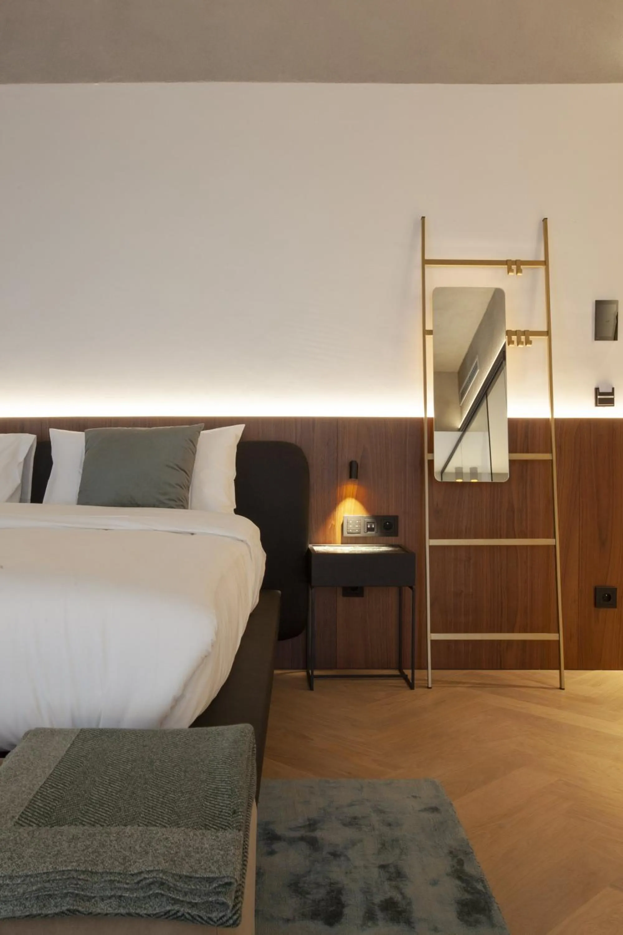 Shower, Bed in HasHotel