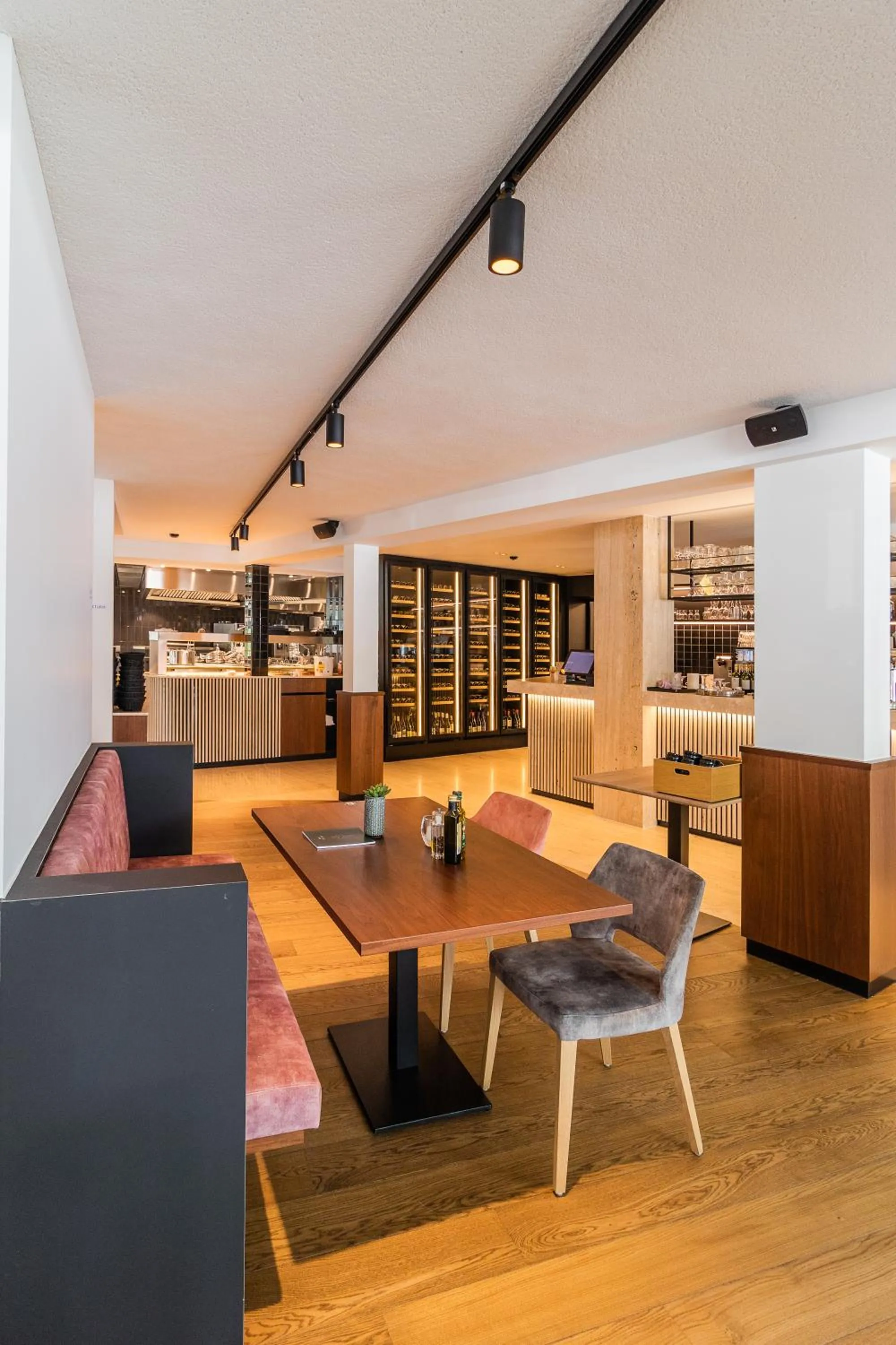 Restaurant/places to eat in HasHotel