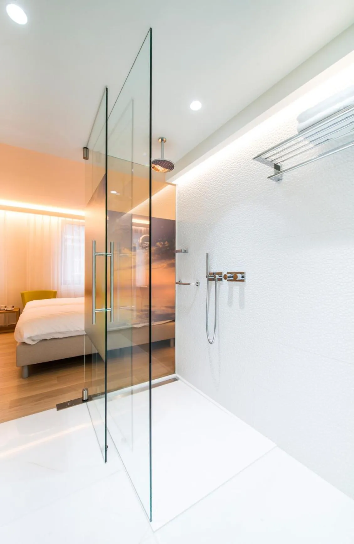 Shower, Bed in HasHotel
