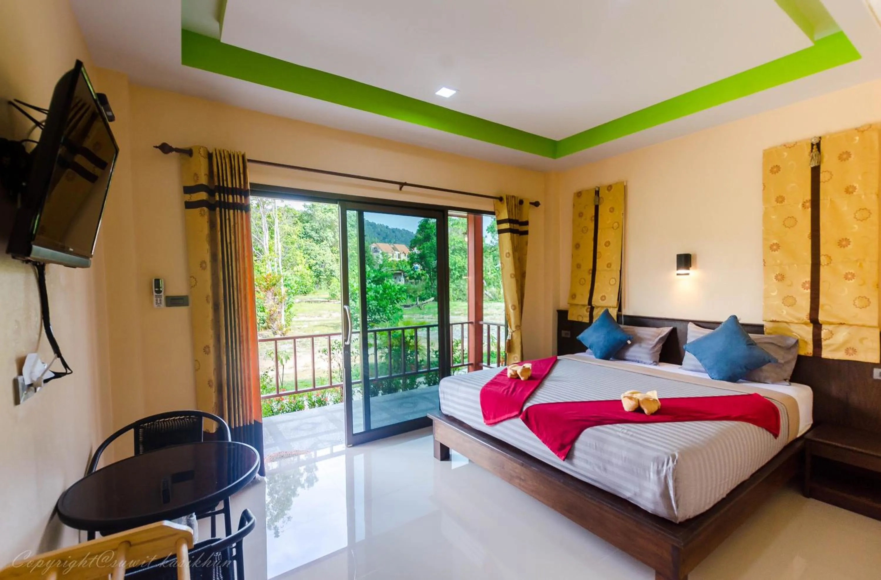 Bed in Toongyoong Longbeach Resort SHA Plus