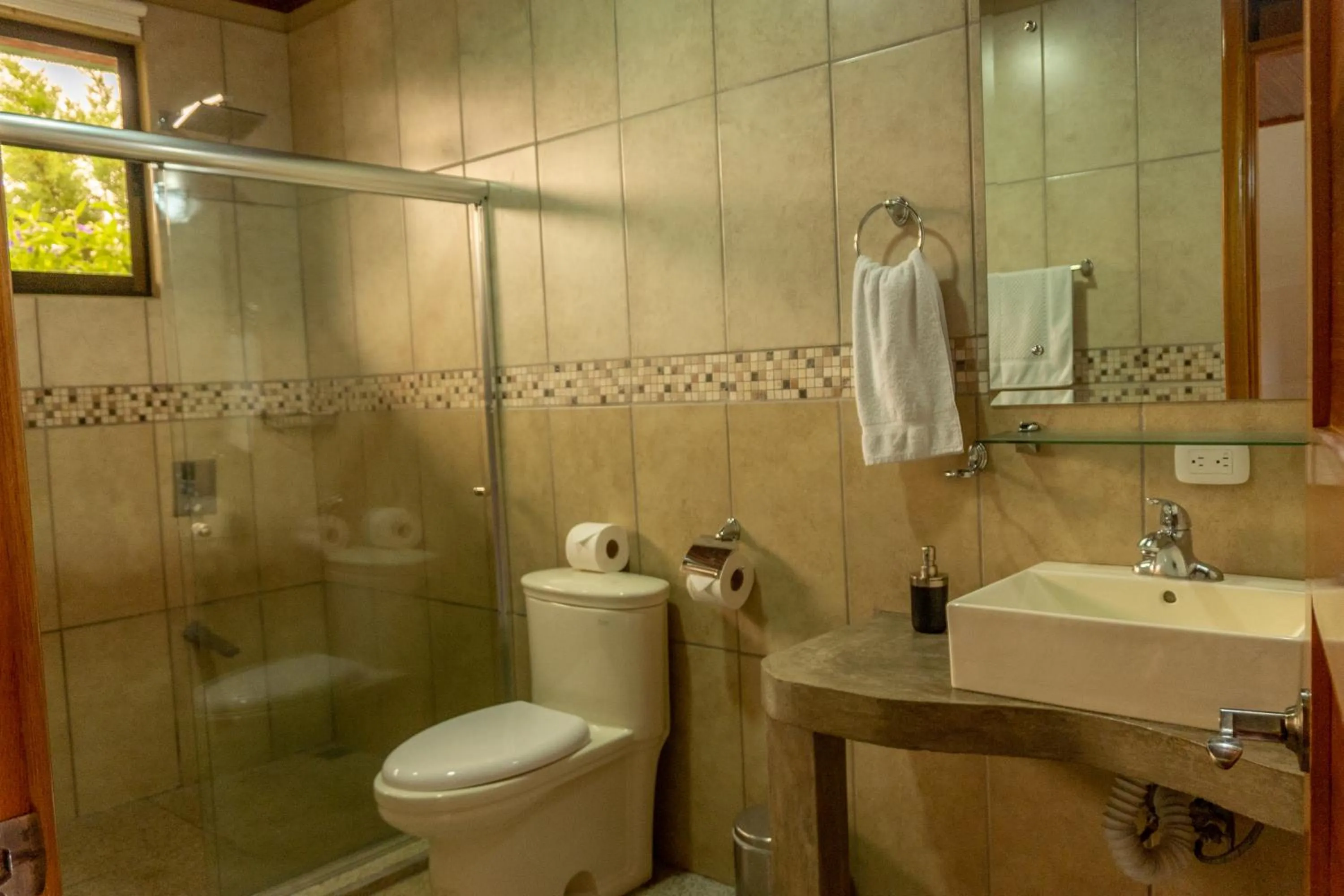 Bathroom in Hotel Margarita and Tour Operator Drake Bay