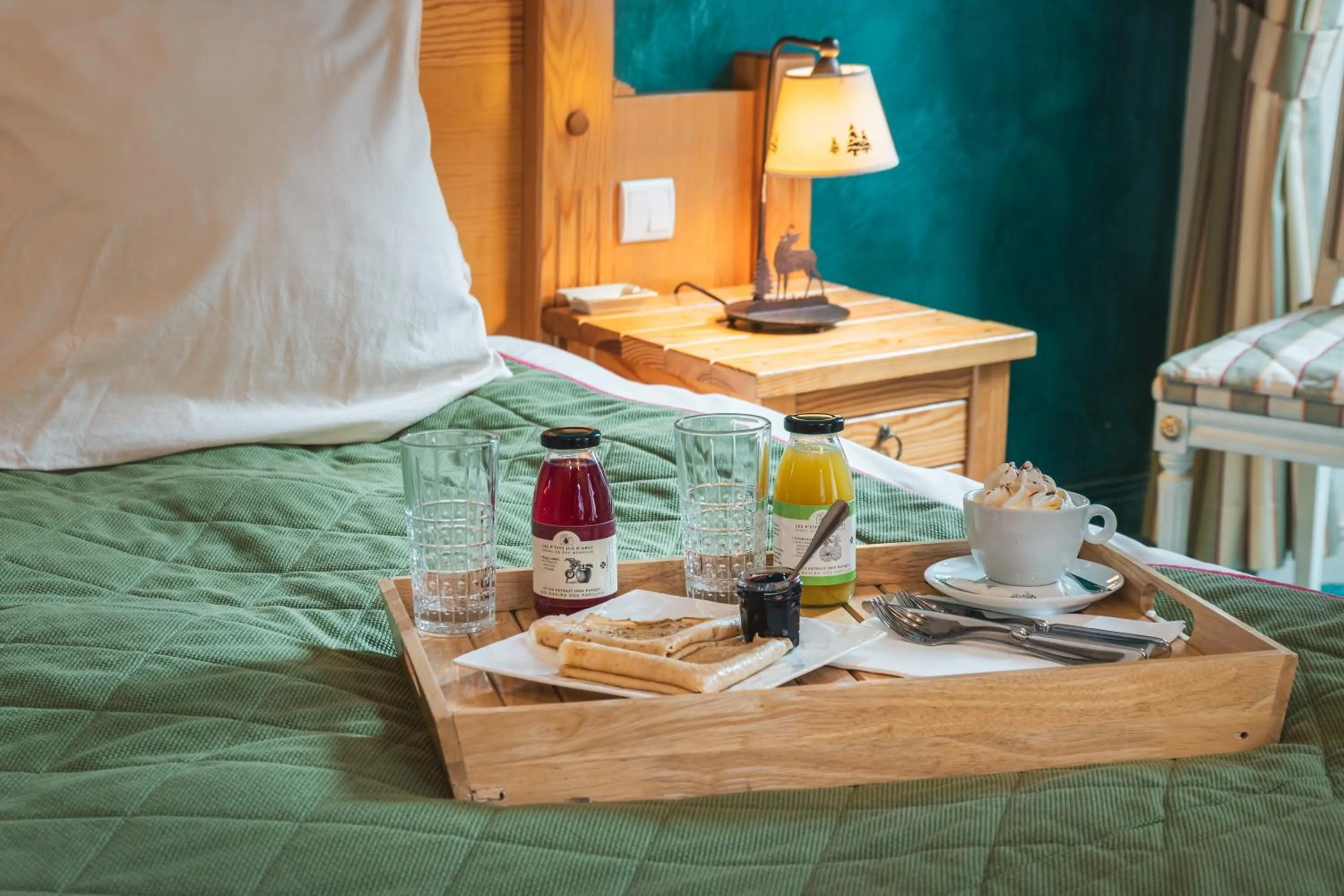 Food and drinks, Bed in Hôtel Le Bois Joli