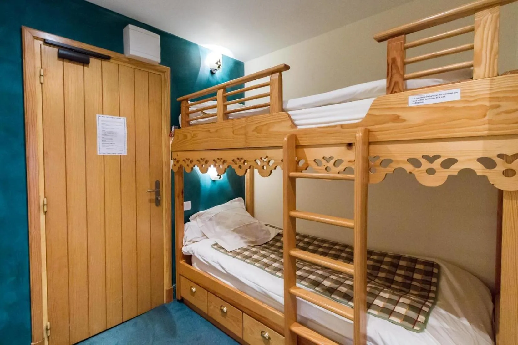 bunk bed, Bed in Hôtel Le Bois Joli