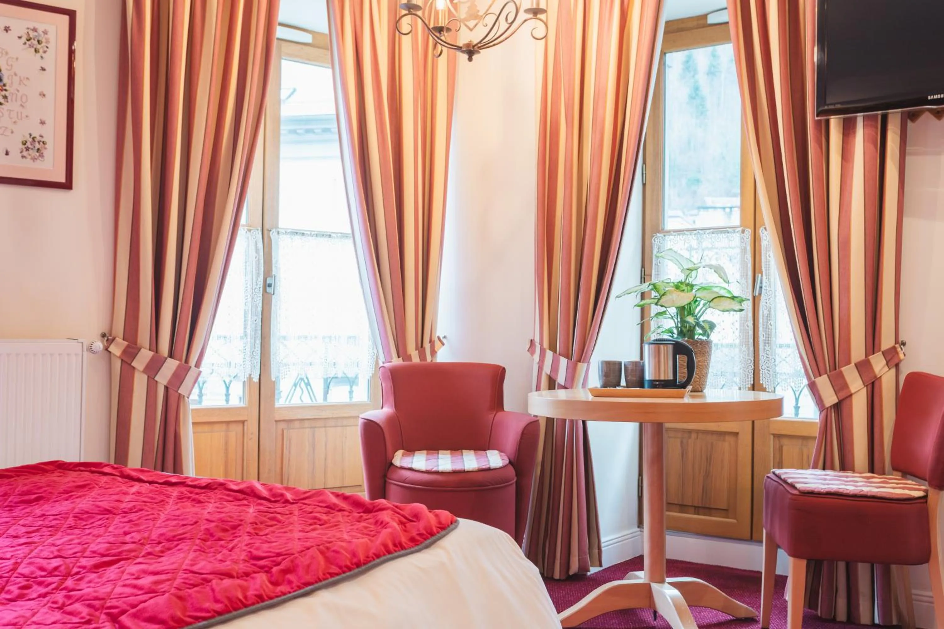 Photo of the whole room, Bed in Hôtel Le Bois Joli