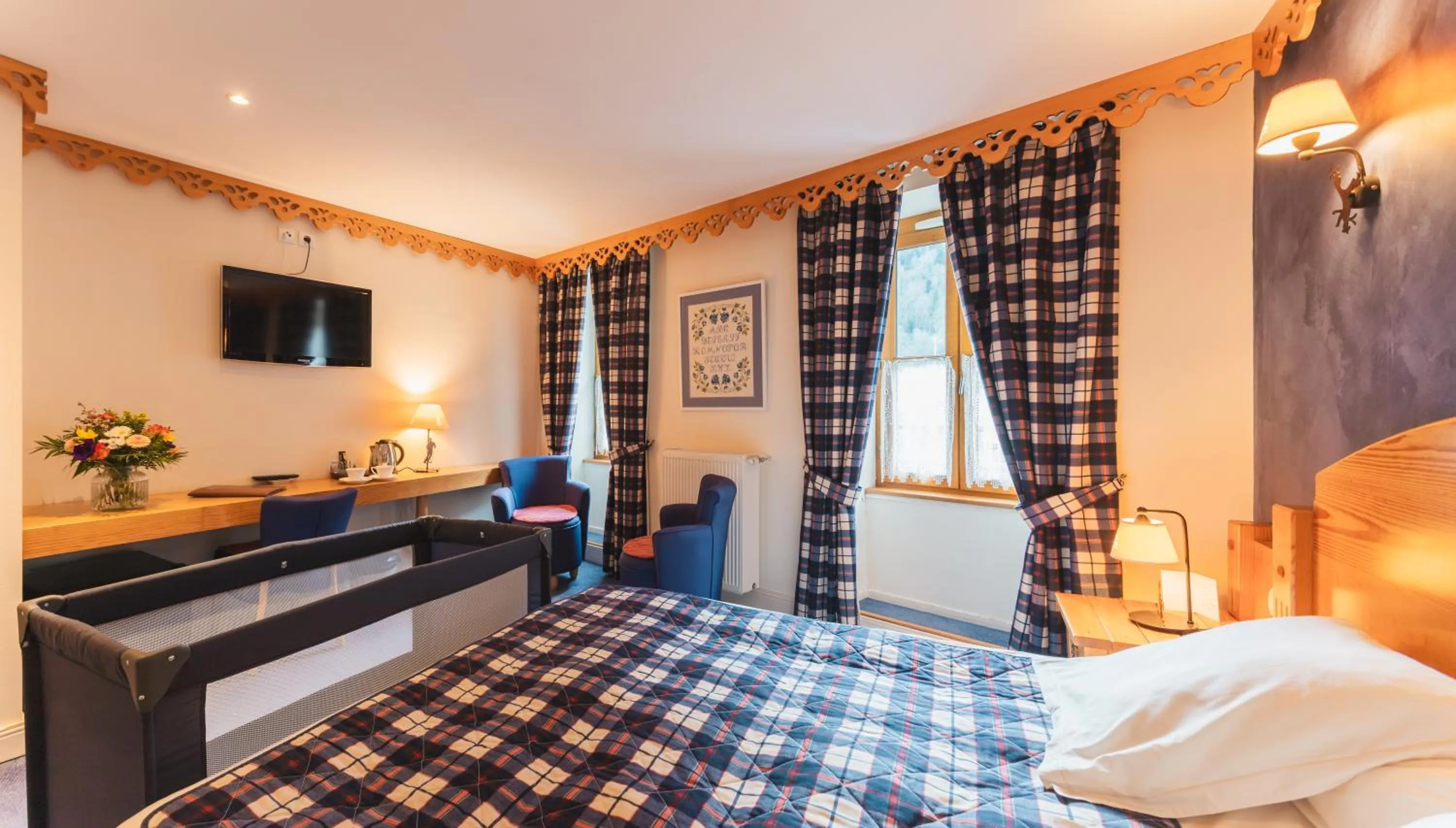 TV and multimedia, Bed in Hôtel Le Bois Joli