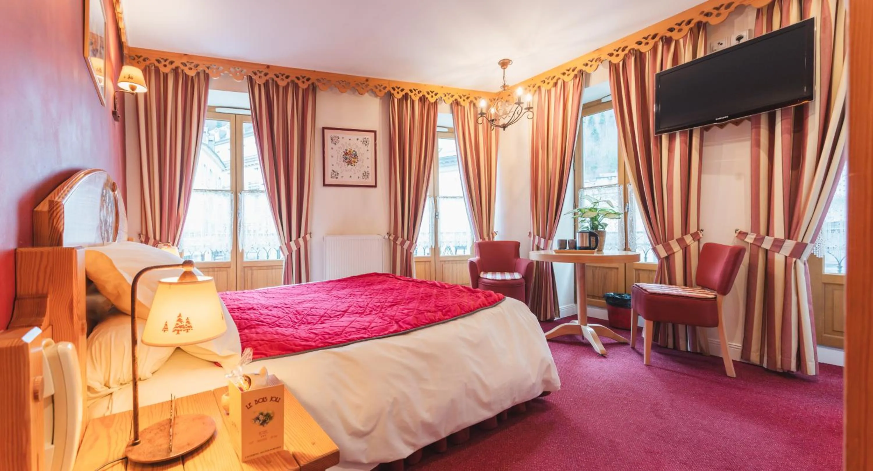Photo of the whole room, Bed in Hôtel Le Bois Joli