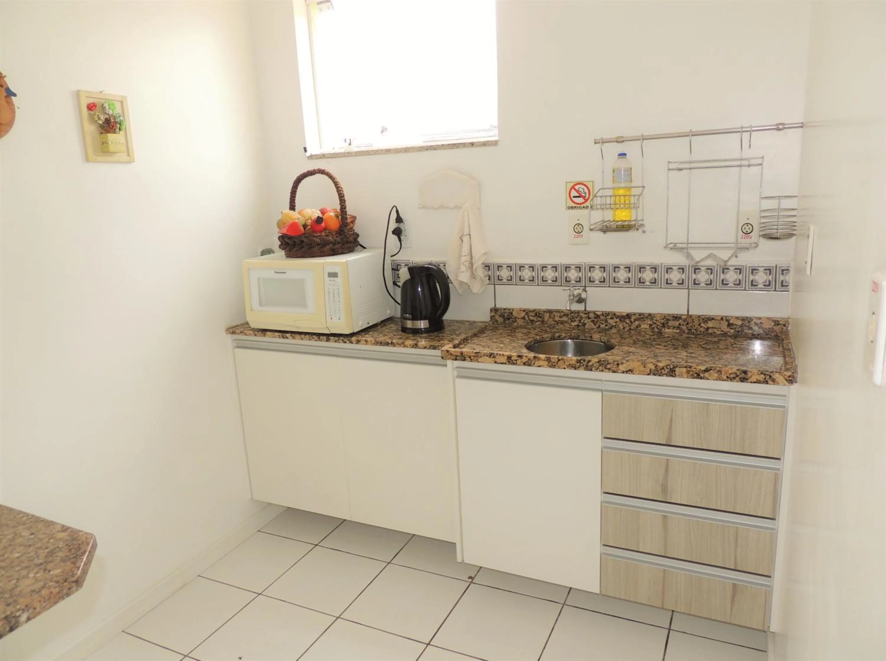 Communal kitchen in Pousada Bomar Bombinhas