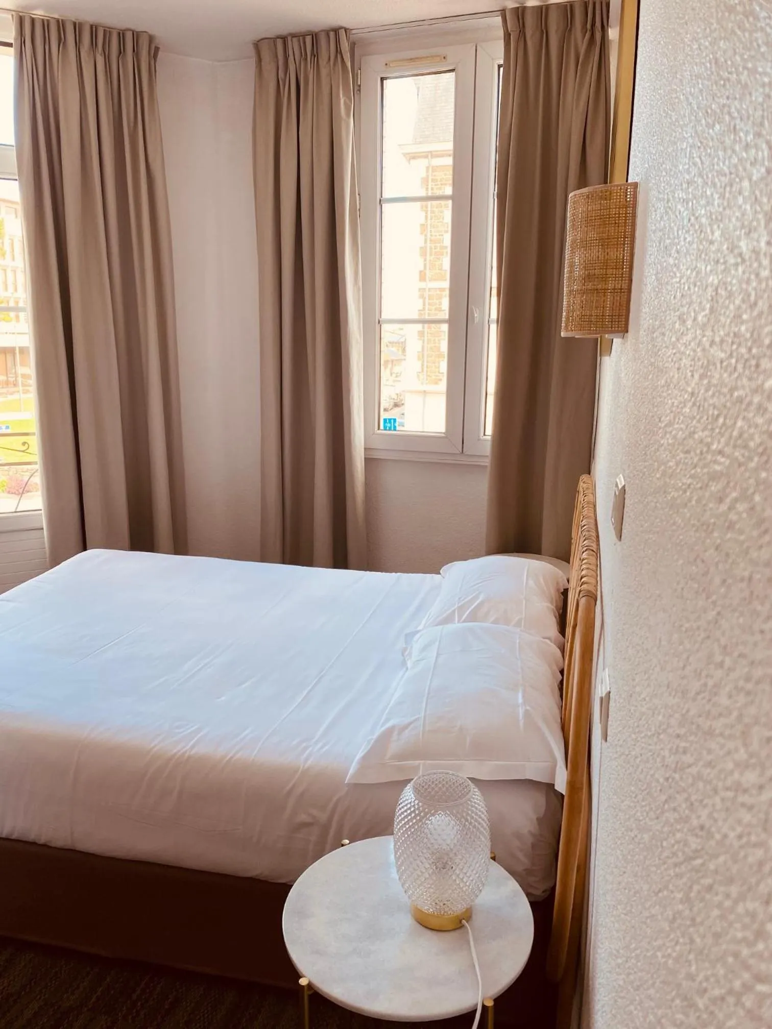 Bedroom, Bed in Hôtel Le Britannic - centre gare-