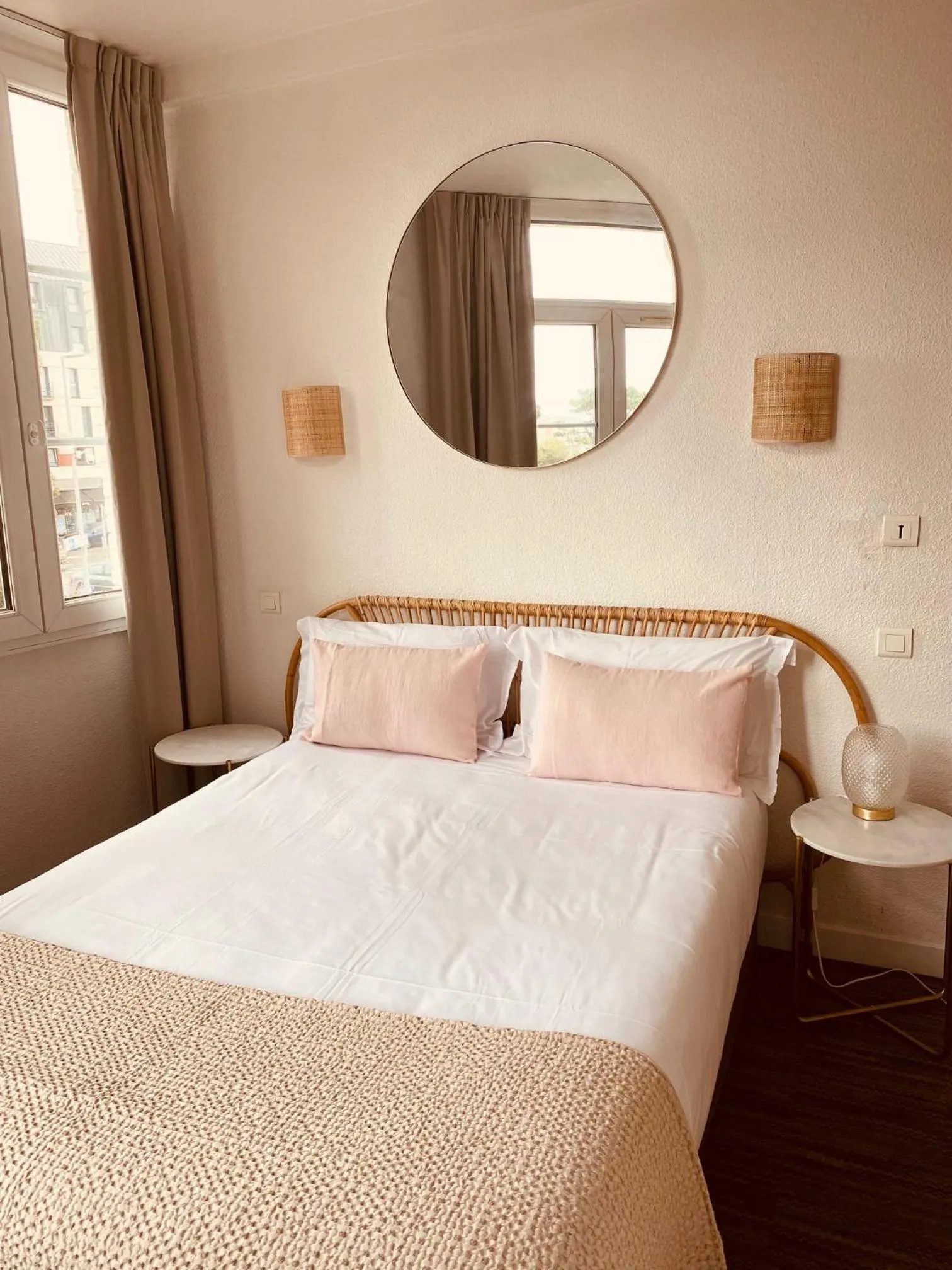 Bedroom, Bed in Hôtel Le Britannic - centre gare-