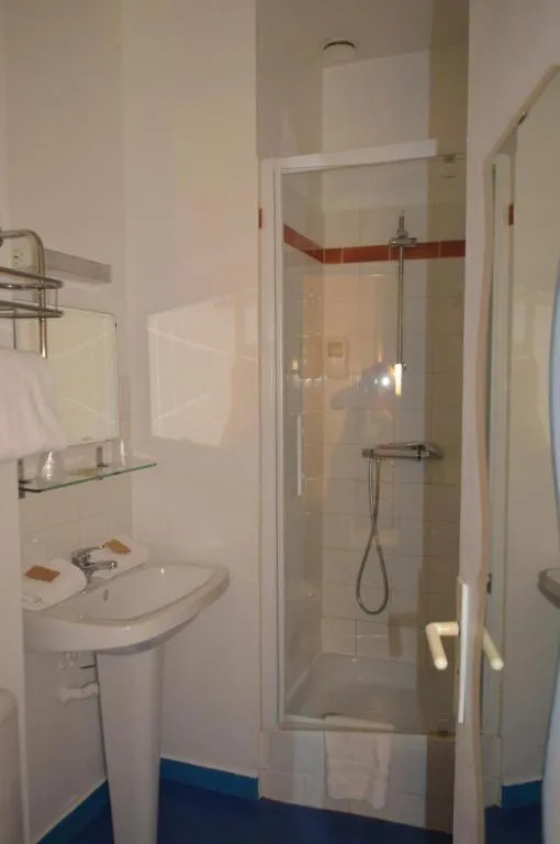 Bathroom in Hôtel Le Britannic - centre gare-