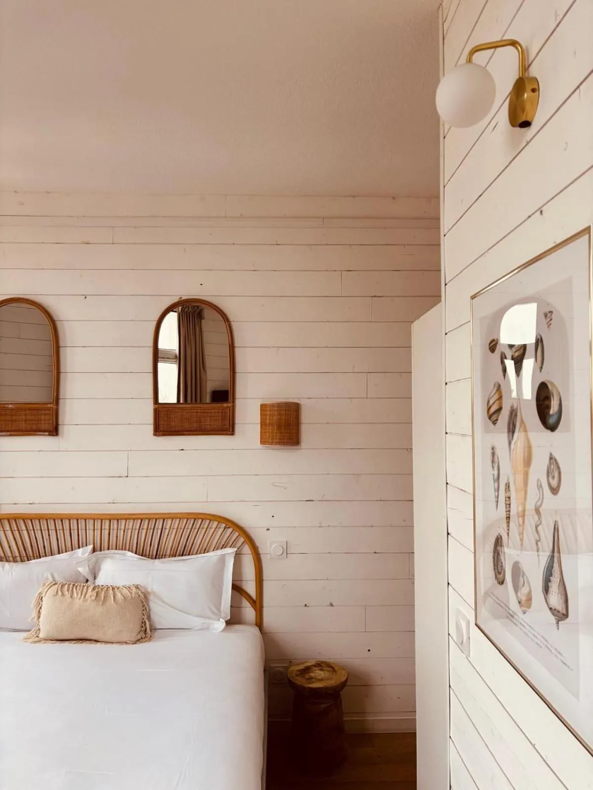 Bedroom, Bed in Hôtel Le Britannic - centre gare-