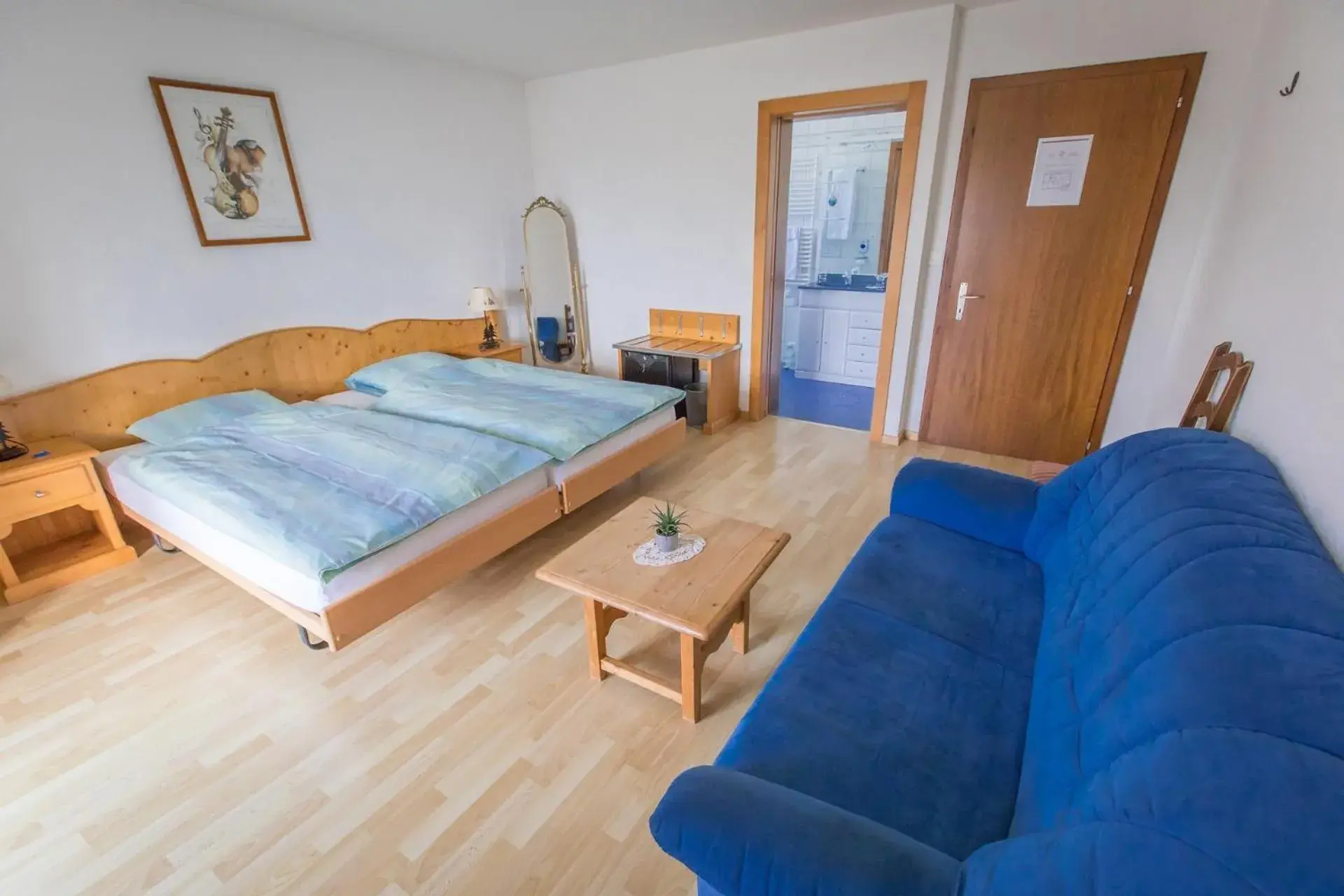 Junior Suite (4 Adults) in Hôtel Restaurant le Gruyérien Junior Suite (4 Adults) in Hôtel Restaurant le Gruyérien