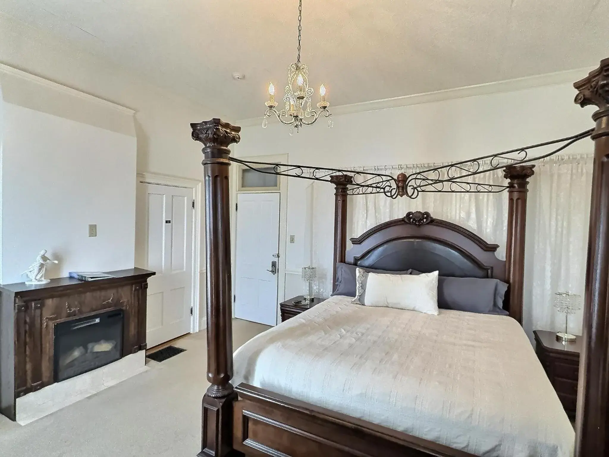 Double Room with Private Bathroom in Historic Sion Bass Guest House Double Room with Private Bathroom in Historic Sion Bass Guest House