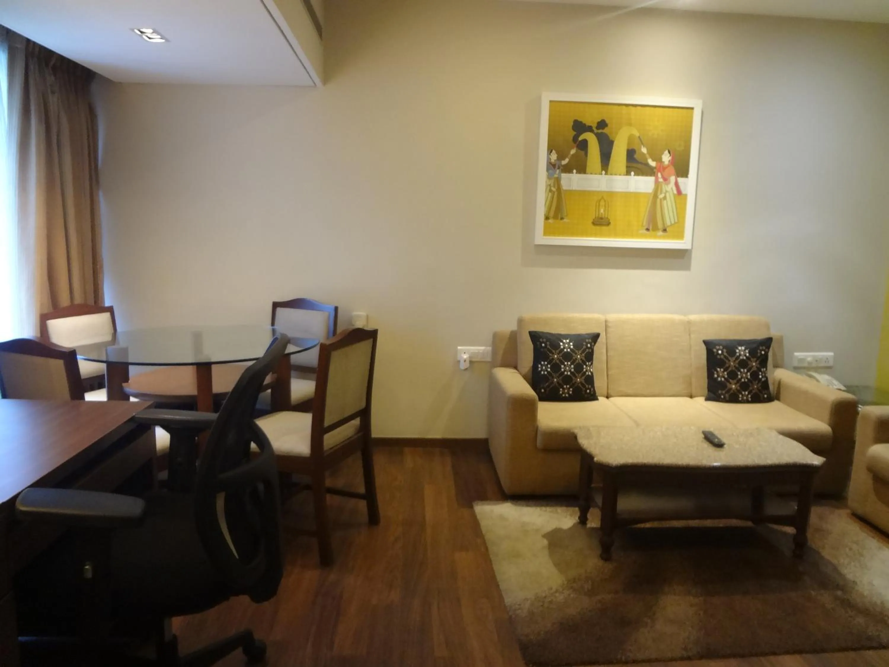 Living room in Grand Mercure Vadodara Surya Palace