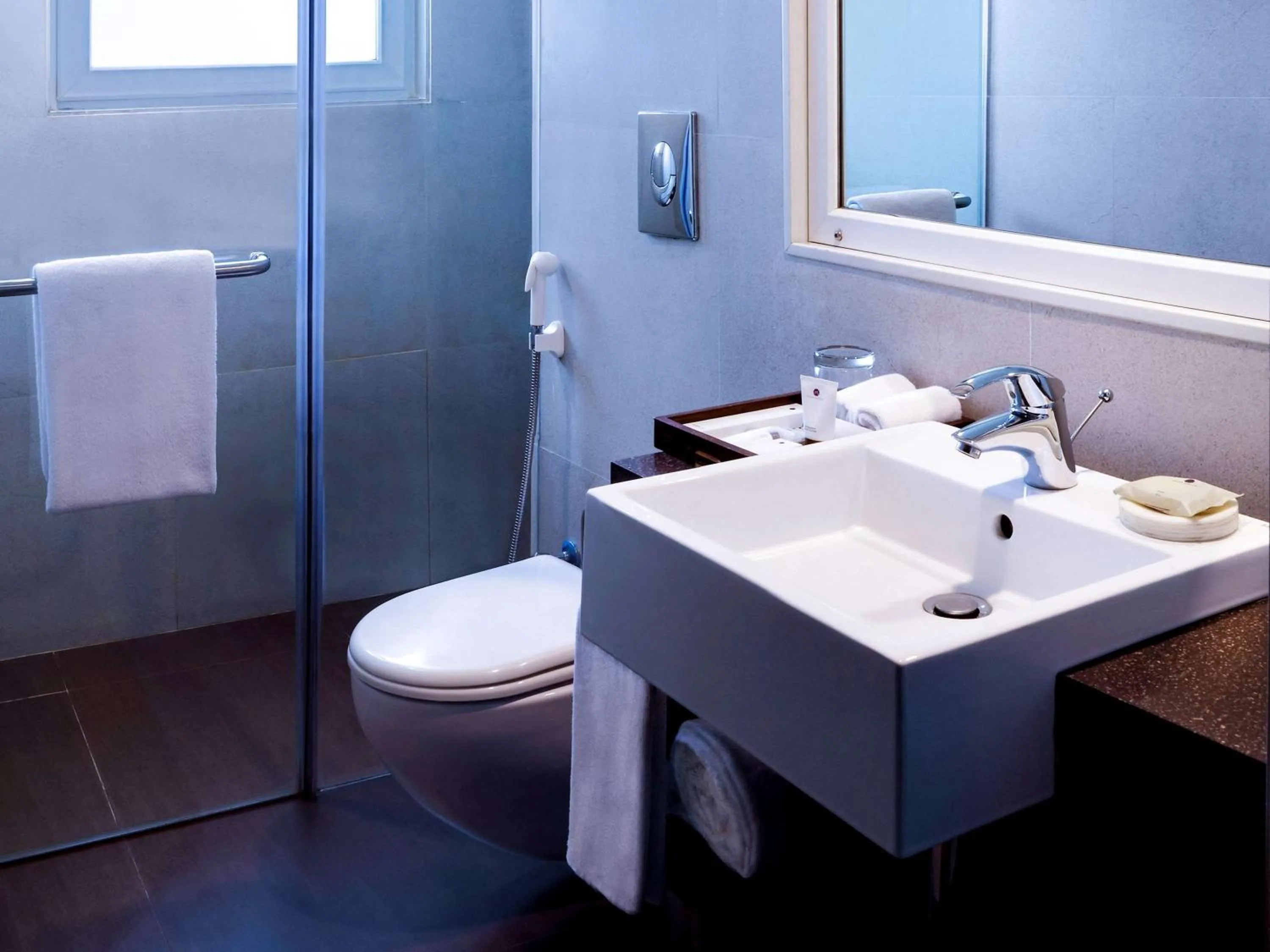 Photo of the whole room in Grand Mercure Vadodara Surya Palace